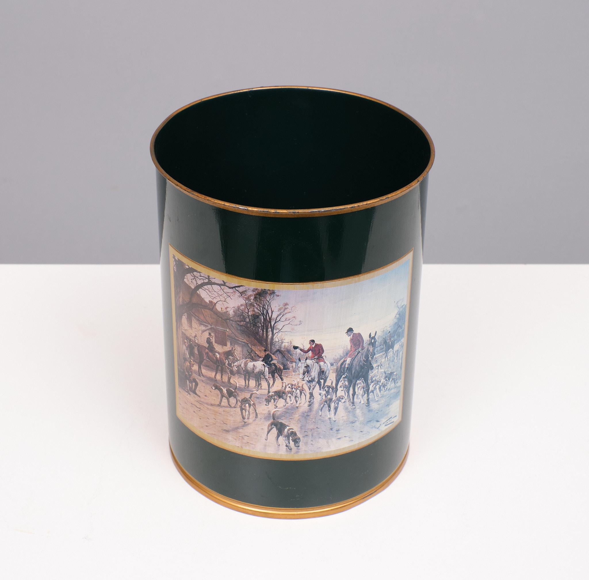 Very  nice Metal waste basket . In racing Green . comes with a typical 
English Fox Hunting  Lithograph . Very good condition .