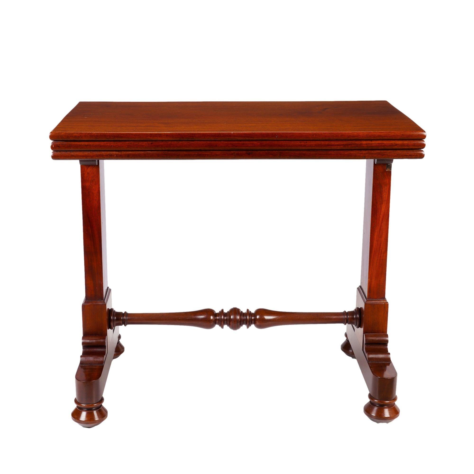 English metamorphic mahogany dumb waiter, c. 1825 In Excellent Condition For Sale In Kenilworth, IL