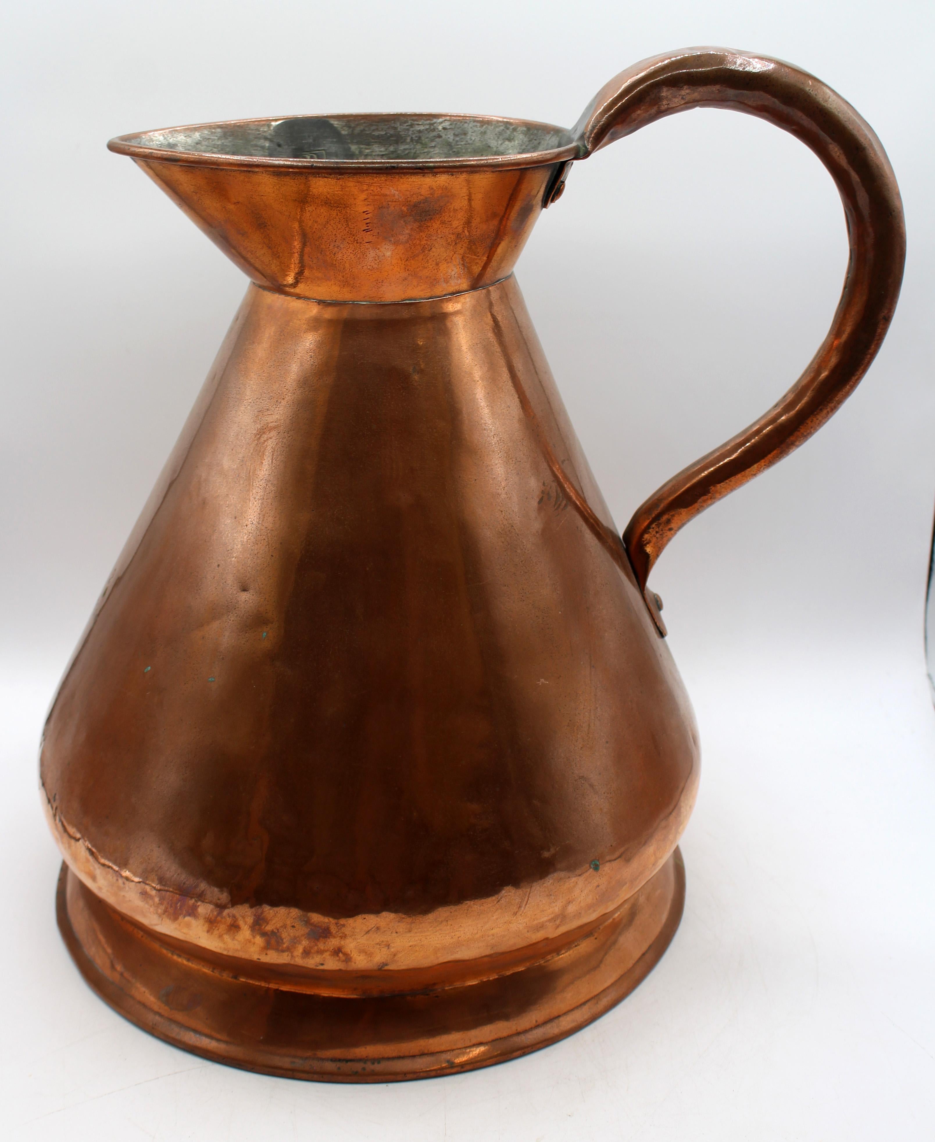 Mid-19th century 2-gallon copper haystack measure, English. Dovetailed construction. Very good condition - minor dings & dents commensurate with age & function. One official confirmation of size remains from the reign of Elizabeth II.
14.5