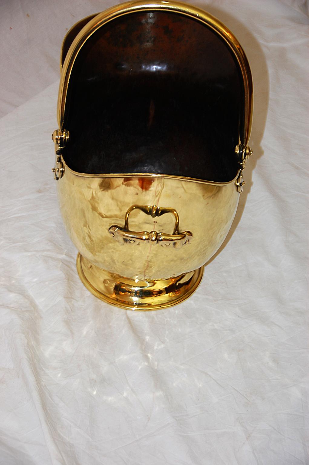 Englische Helmut-Kohle in Form eines Lampenschirms aus Messing, Mitte des 19. Jahrhunderts im Zustand „Gut“ im Angebot in Wells, ME