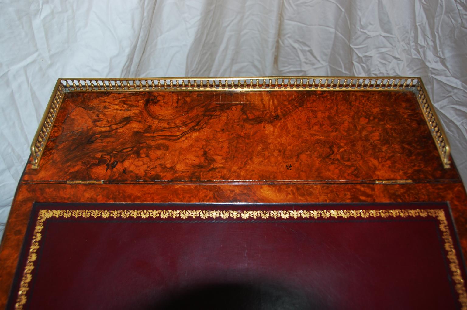 English Mid-19th Century Burl Walnut Davenport Desk with Leathered Writing Slope For Sale 1