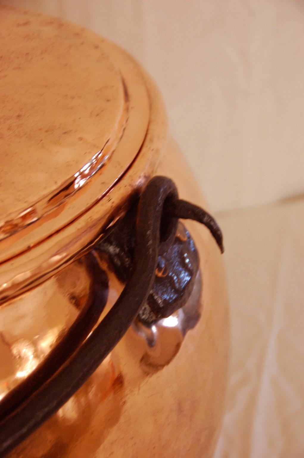 English Mid 19th Century Copper Bellied Cauldron and Lid In Good Condition In Wells, ME