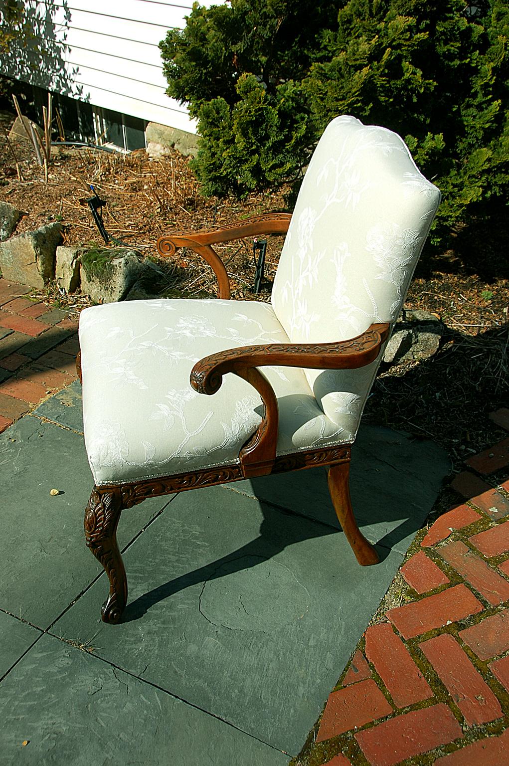 English Mid-19th Century Gainsborough Carved Lounging Chair with Cabriole Legs For Sale 3