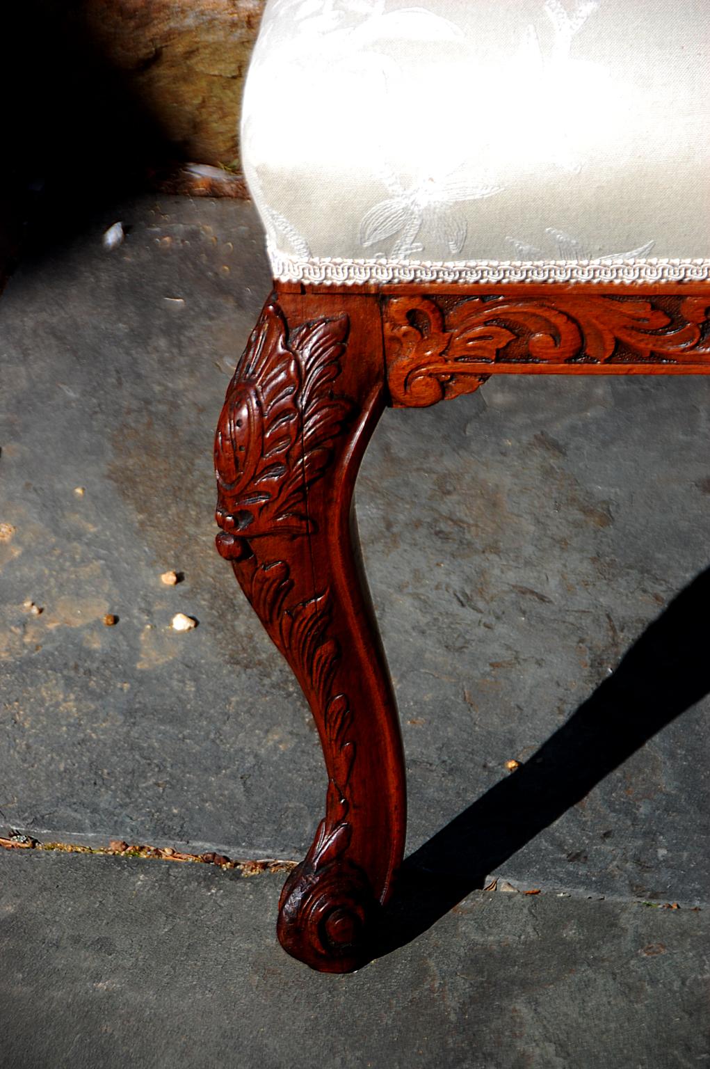 Englischer Gainsborough-Mahagoni-Loungesessel aus der Mitte des 19. Jahrhunderts mit geschnitzten Cabriole-Beinen, Armlehnen und Sitzschiene. Dieser elegante und bequeme Loungesessel ist frisch gepolstert in einem sehr weichen, hellen Celadongrün