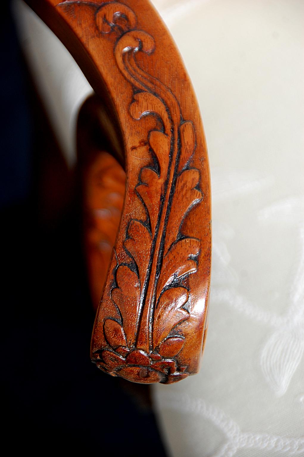 Mogano Sedia da salotto inglese della metà del XIX secolo Gainsborough intagliata con gambe cabriole in vendita