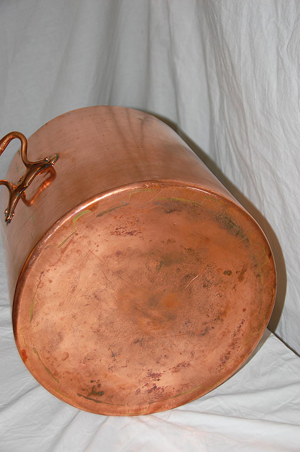 English Mid-19th Century Large Copper Cauldron with Cast Side Handles 1