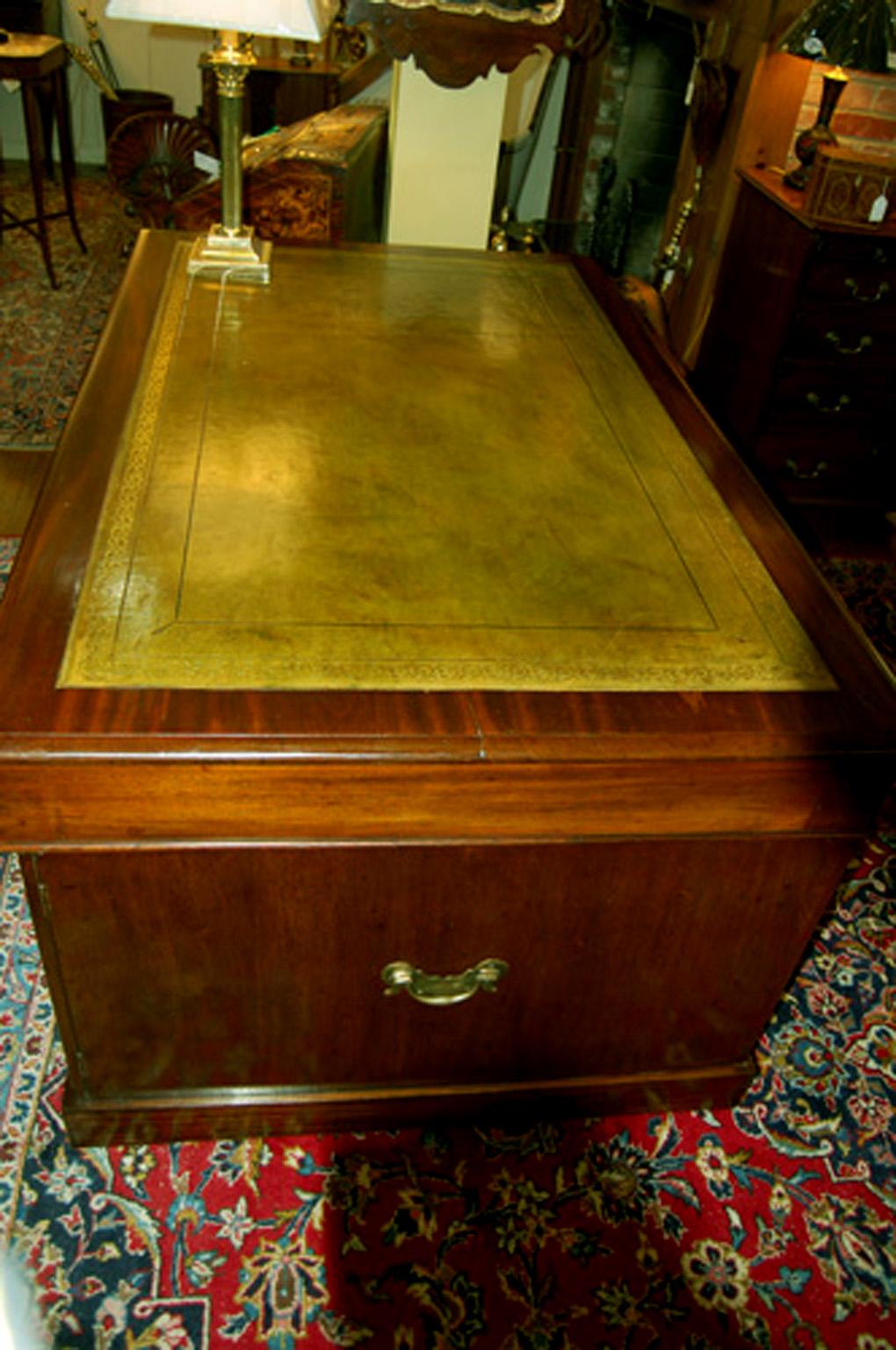 Englischer Partner-Schreibtisch aus Mahagoni aus der Mitte des 19. Jahrhunderts in drei Teilen, gefertigtes Leder (Viktorianisch) im Angebot