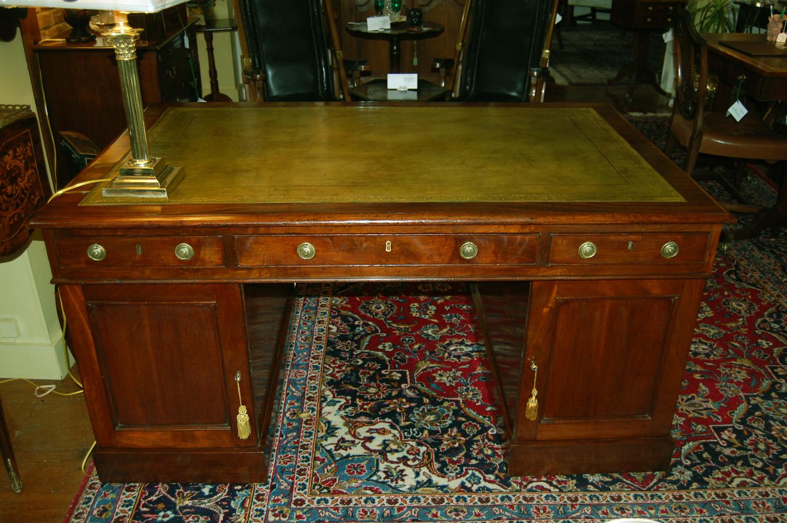 Englischer Partner-Schreibtisch aus Mahagoni aus der Mitte des 19. Jahrhunderts in drei Teilen, gefertigtes Leder im Zustand „Gut“ im Angebot in Wells, ME