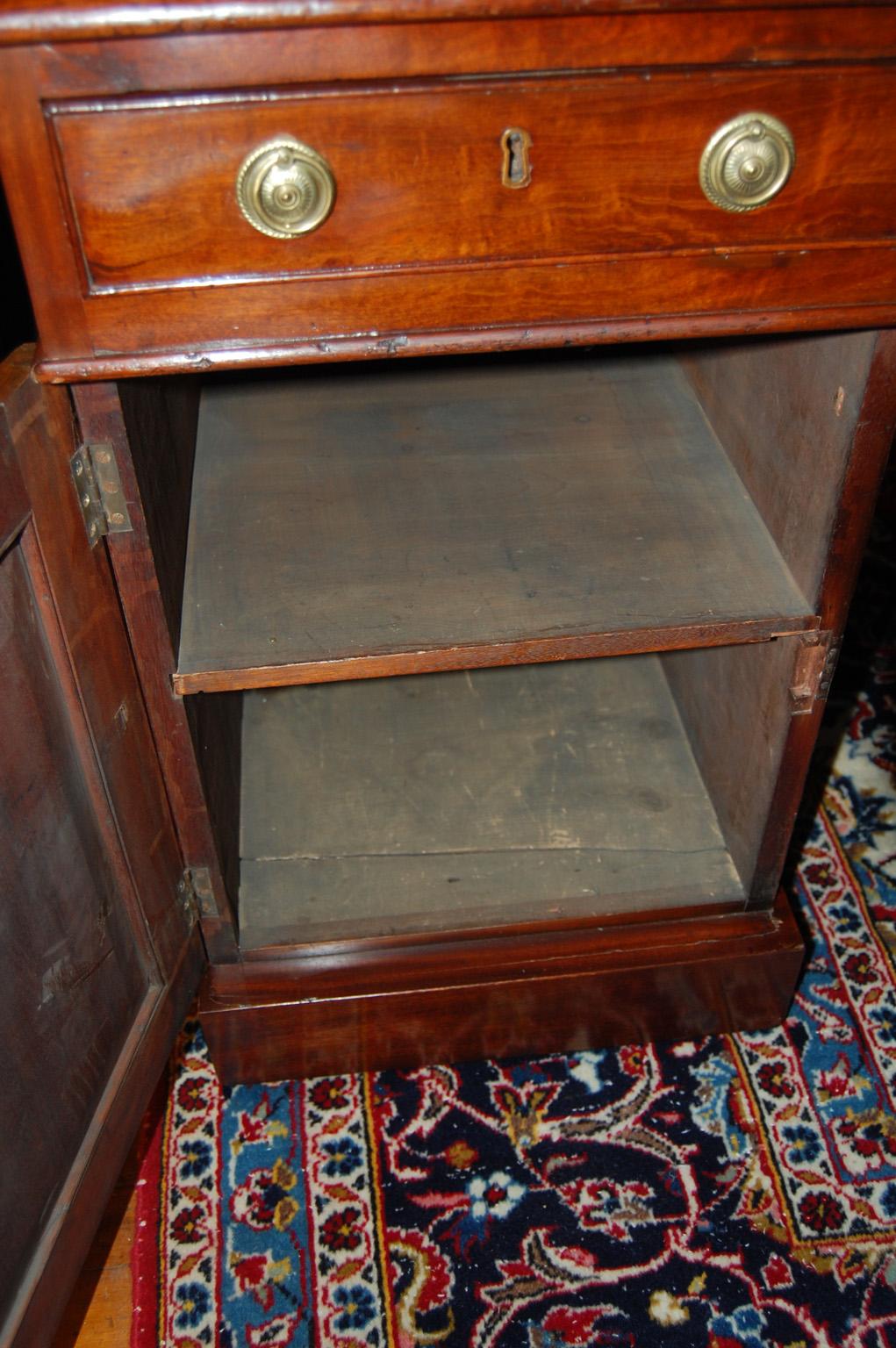 Englischer Partner-Schreibtisch aus Mahagoni aus der Mitte des 19. Jahrhunderts in drei Teilen, gefertigtes Leder (Rindsleder) im Angebot