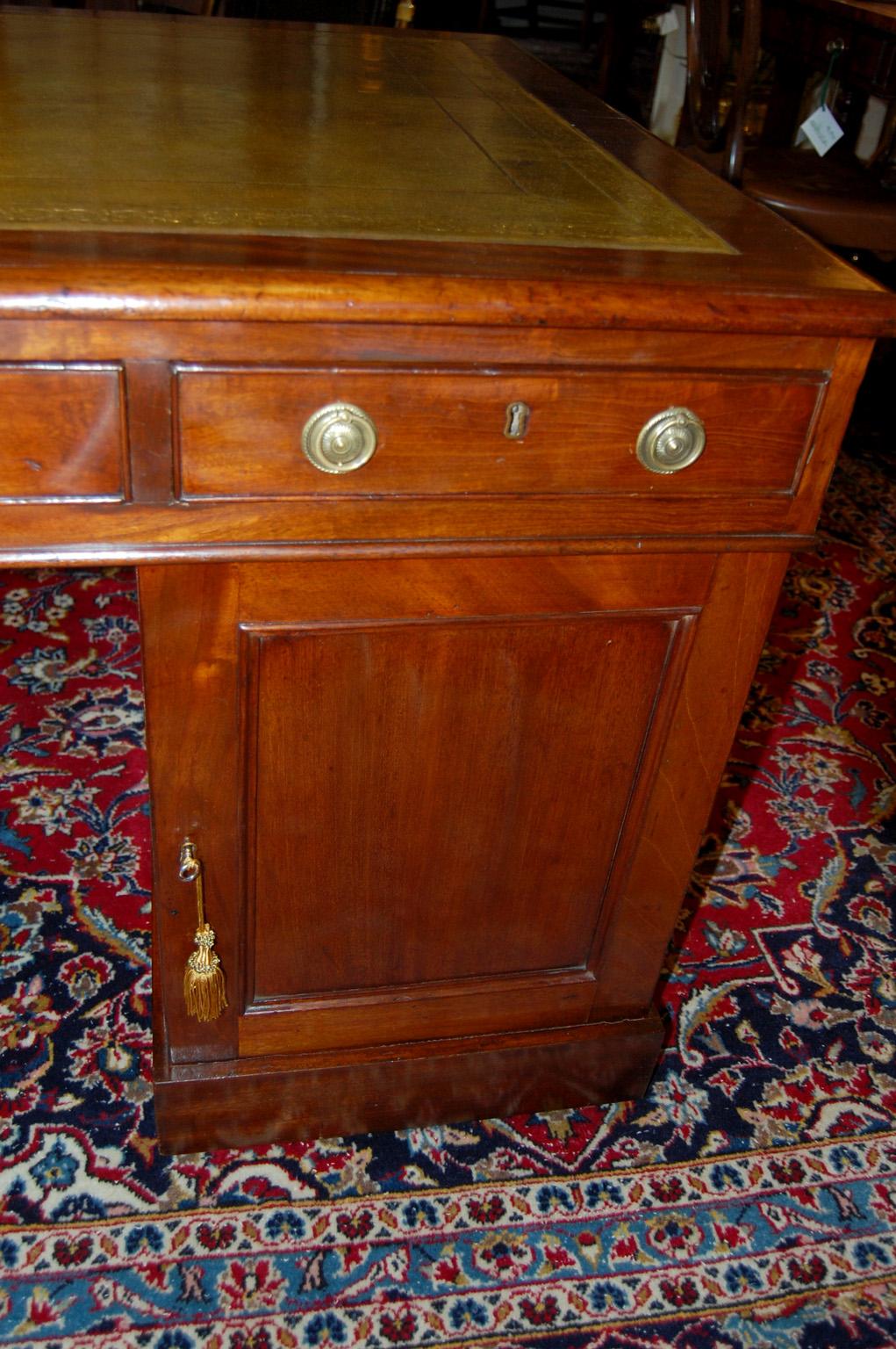 Englischer Partner-Schreibtisch aus Mahagoni aus der Mitte des 19. Jahrhunderts in drei Teilen, gefertigtes Leder im Angebot 1