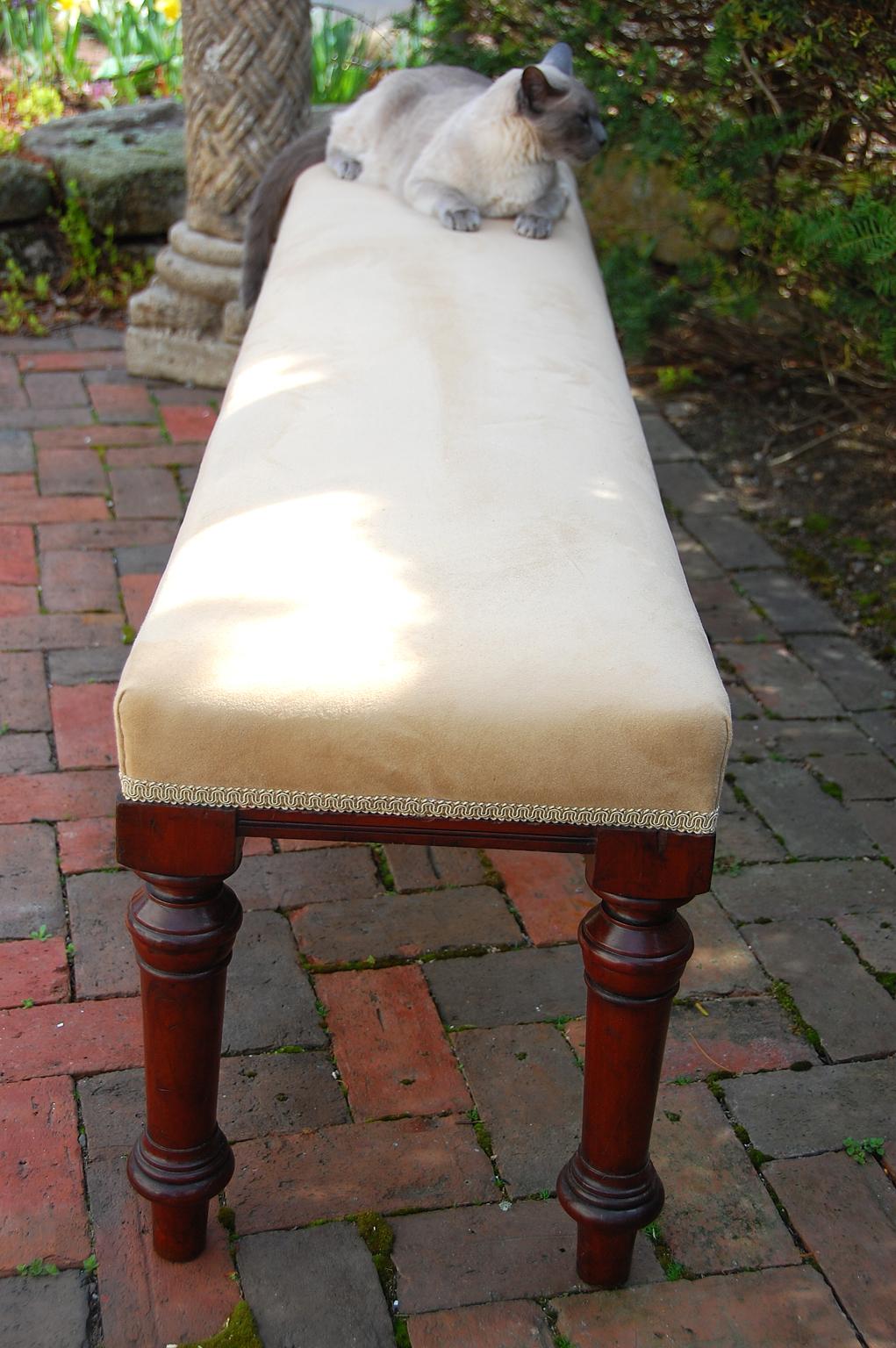English mid-19th century six legged mahogany upholstered 5'6