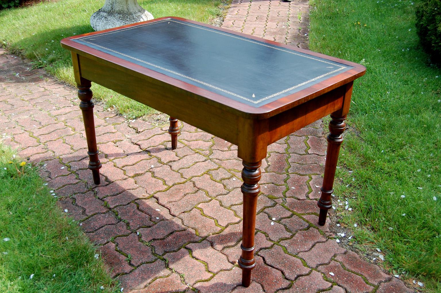 English Mid 19th Century Mahogany Writing Table with Tooled Leather, Turned Legs In Good Condition In Wells, ME