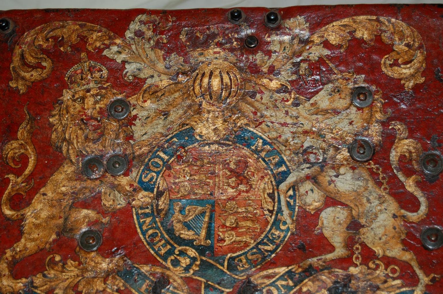 Englische Militärische Waffenschachtel aus der Mitte des 19. Jahrhunderts mit königlichen Mottos, Wappen im Zustand „Gut“ im Angebot in Wells, ME