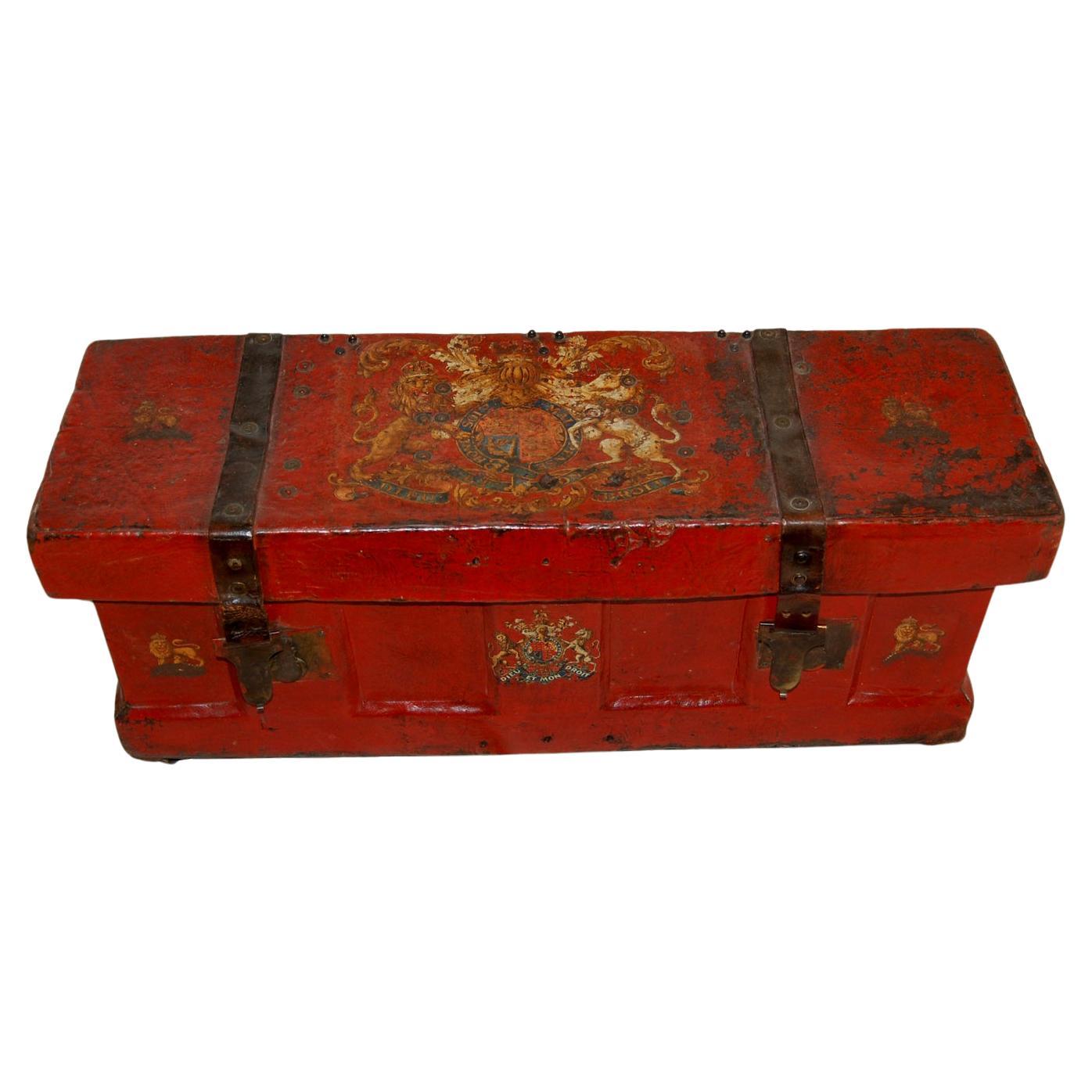 Boîte à munitions militaire anglaise du milieu du 19e siècle avec médaillons royaux, armoiries