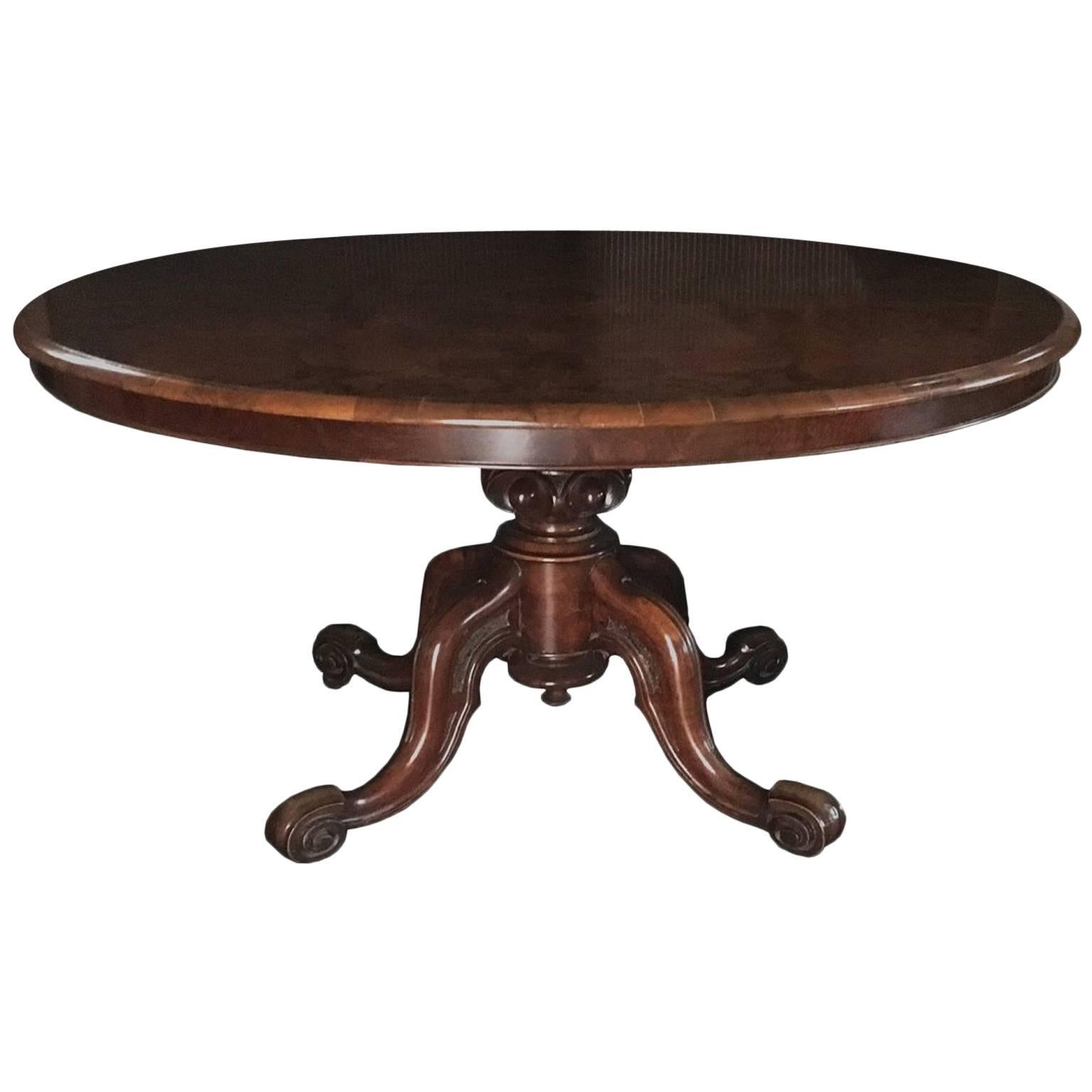 London Mid-19th Century Oval Tip Top Table en noyer par T H Filmer & Sons en vente