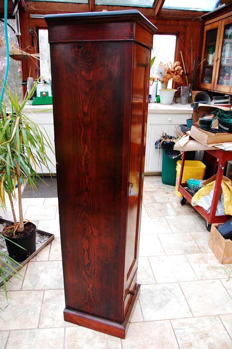 Meuble de rangement de cheminée à panneaux et étagères intérieures