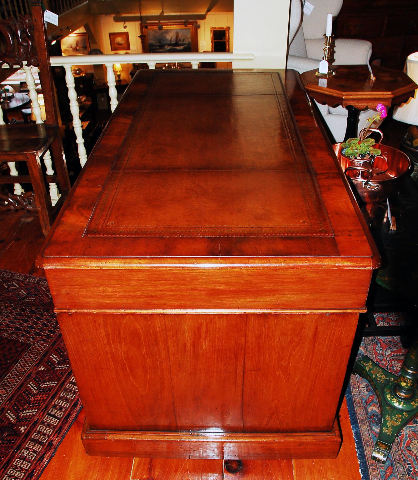 English Mid 19th Century Pedestal Desk in Mahogany with Leather Writing Surface 1