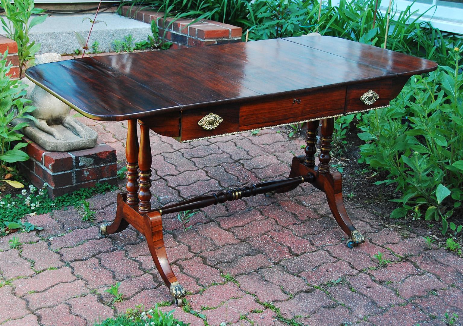Laiton Table de canapé anglaise du milieu du 19ème siècle estampillée par  Fabricant de Londres Edwards and Roberts en vente