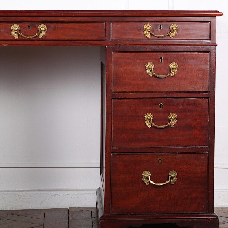 English Mid-19th Century Victorian Double Pedestal Desk In Good Condition In Vancouver, British Columbia