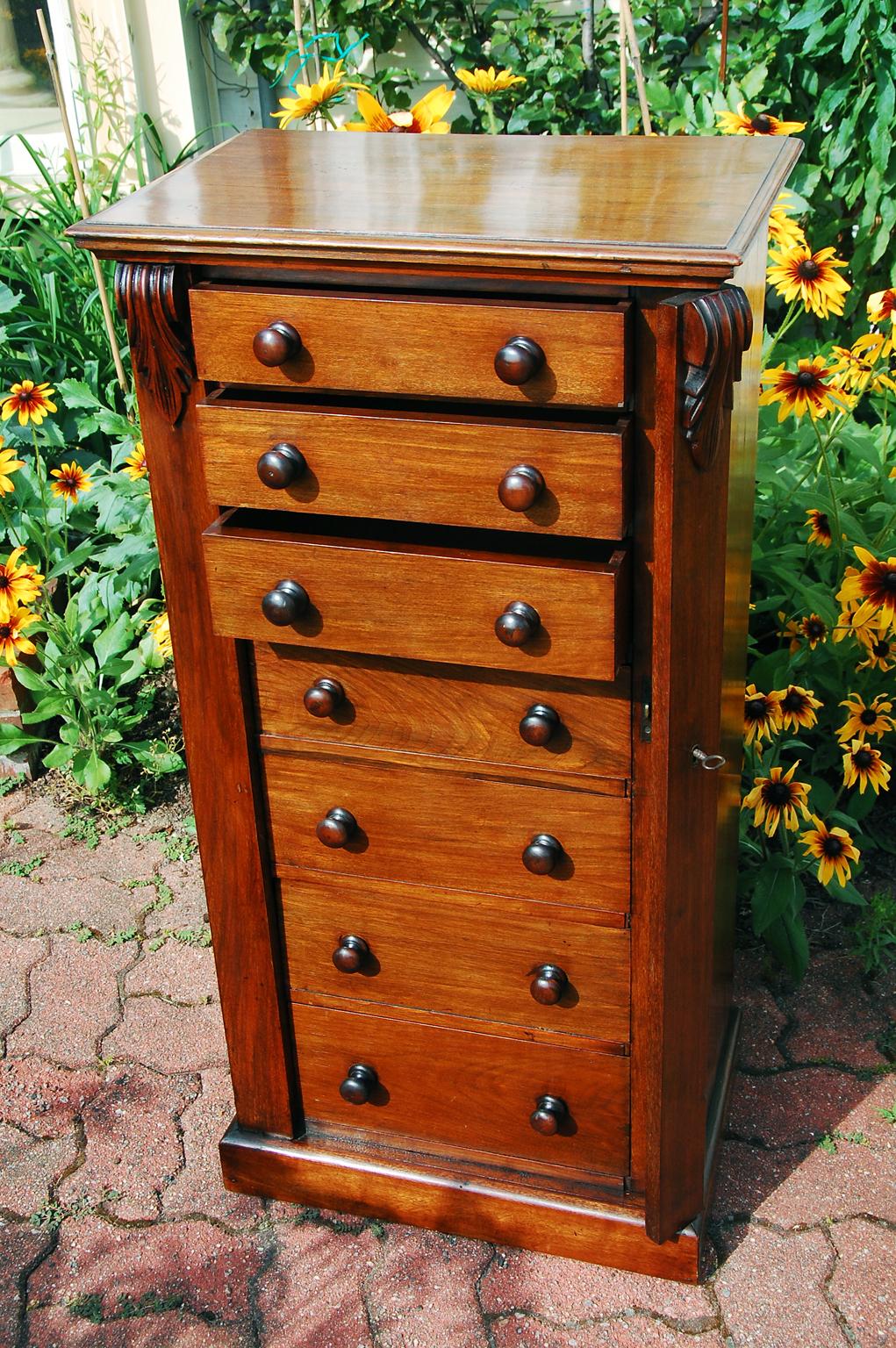 English Mid 19th Century Walnut Wellington Chest of Seven Graduated Drawers In Good Condition In Wells, ME