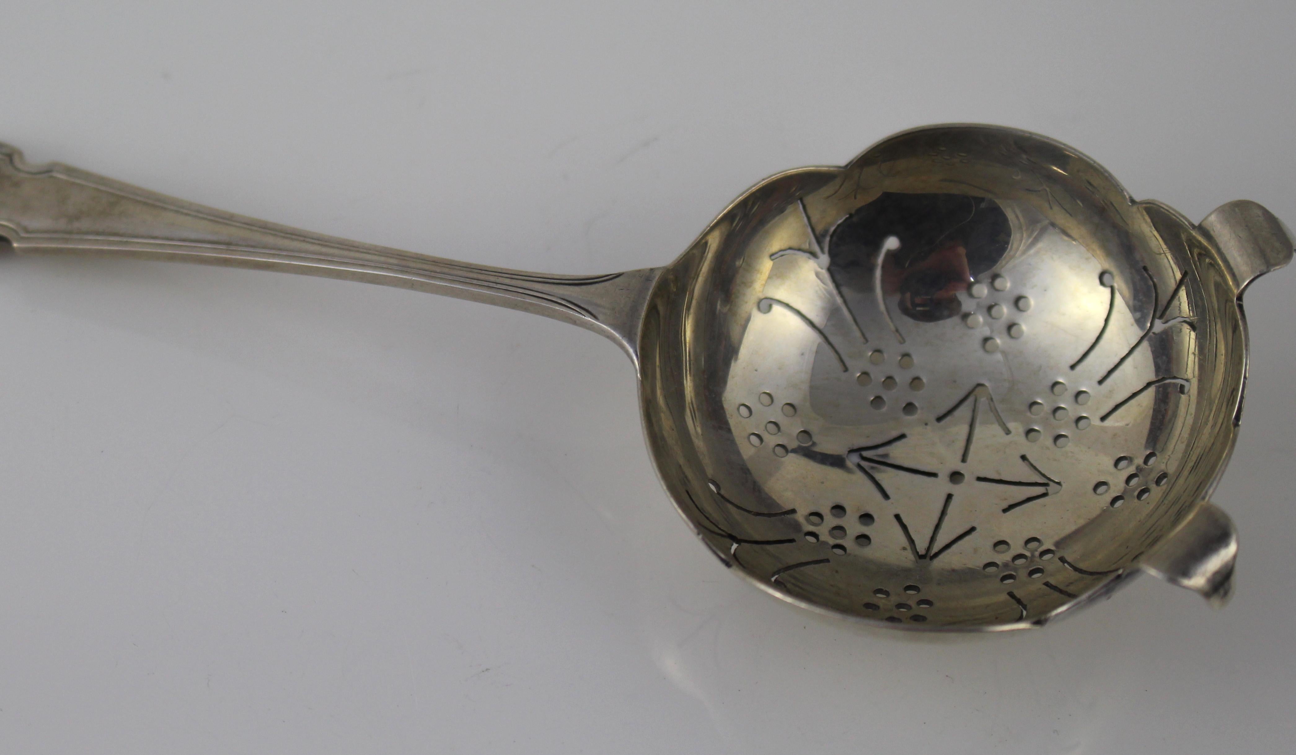 English Mid-20th Century Solid Silver Tea Strainer In Good Condition For Sale In Worcester, Worcestershire