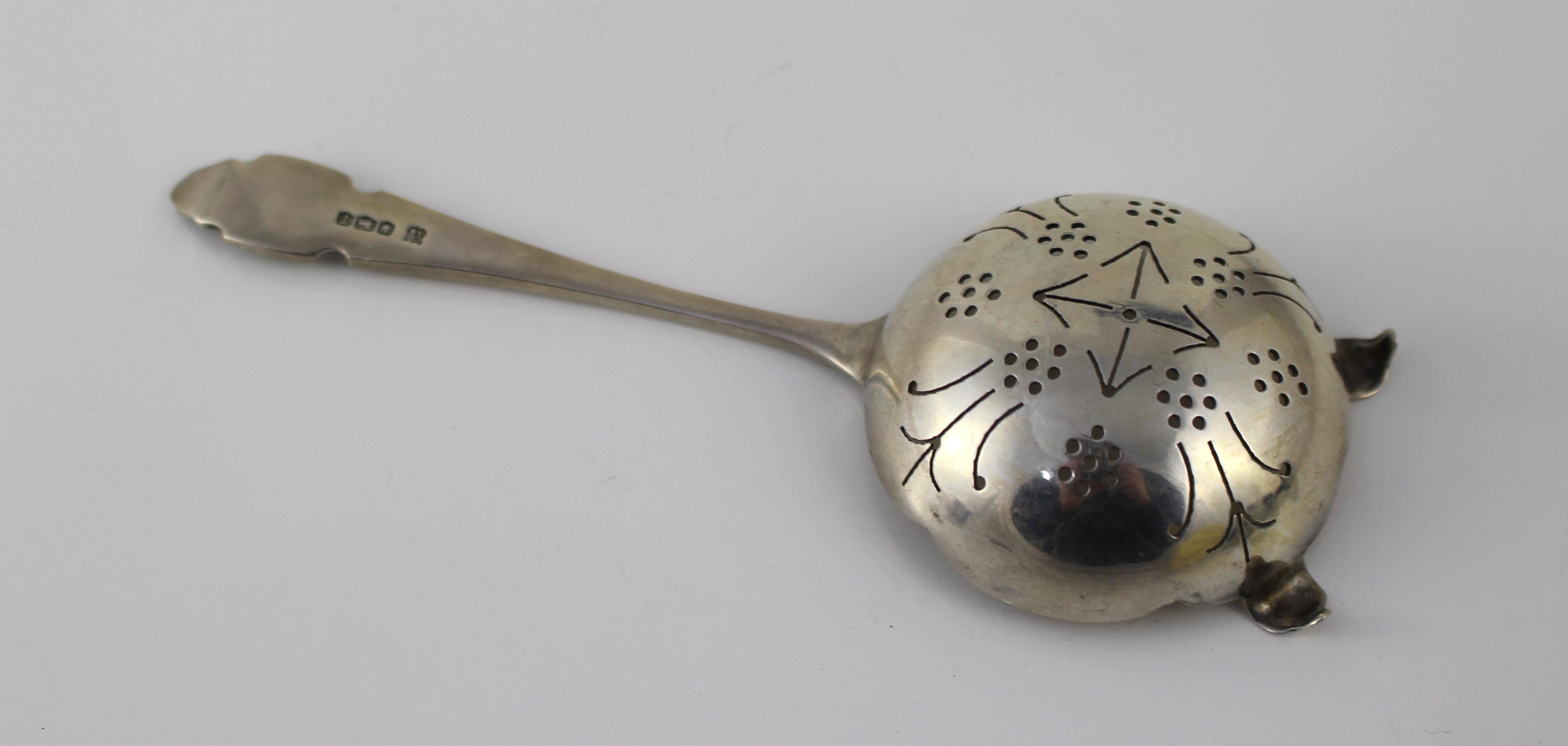 English Mid-20th Century Solid Silver Tea Strainer For Sale 1