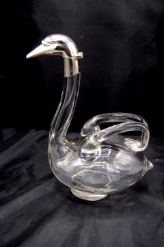 Englisch Mitte des 20. Jahrhunderts Paar Swan Dekanter geblasenem Glas und Silberplatte