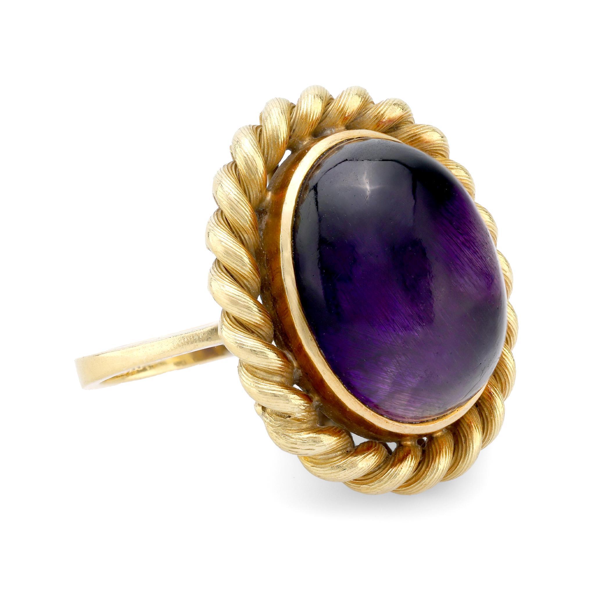 Cabochon English Mid-Century 18k yellow gold amethyst ring For Sale