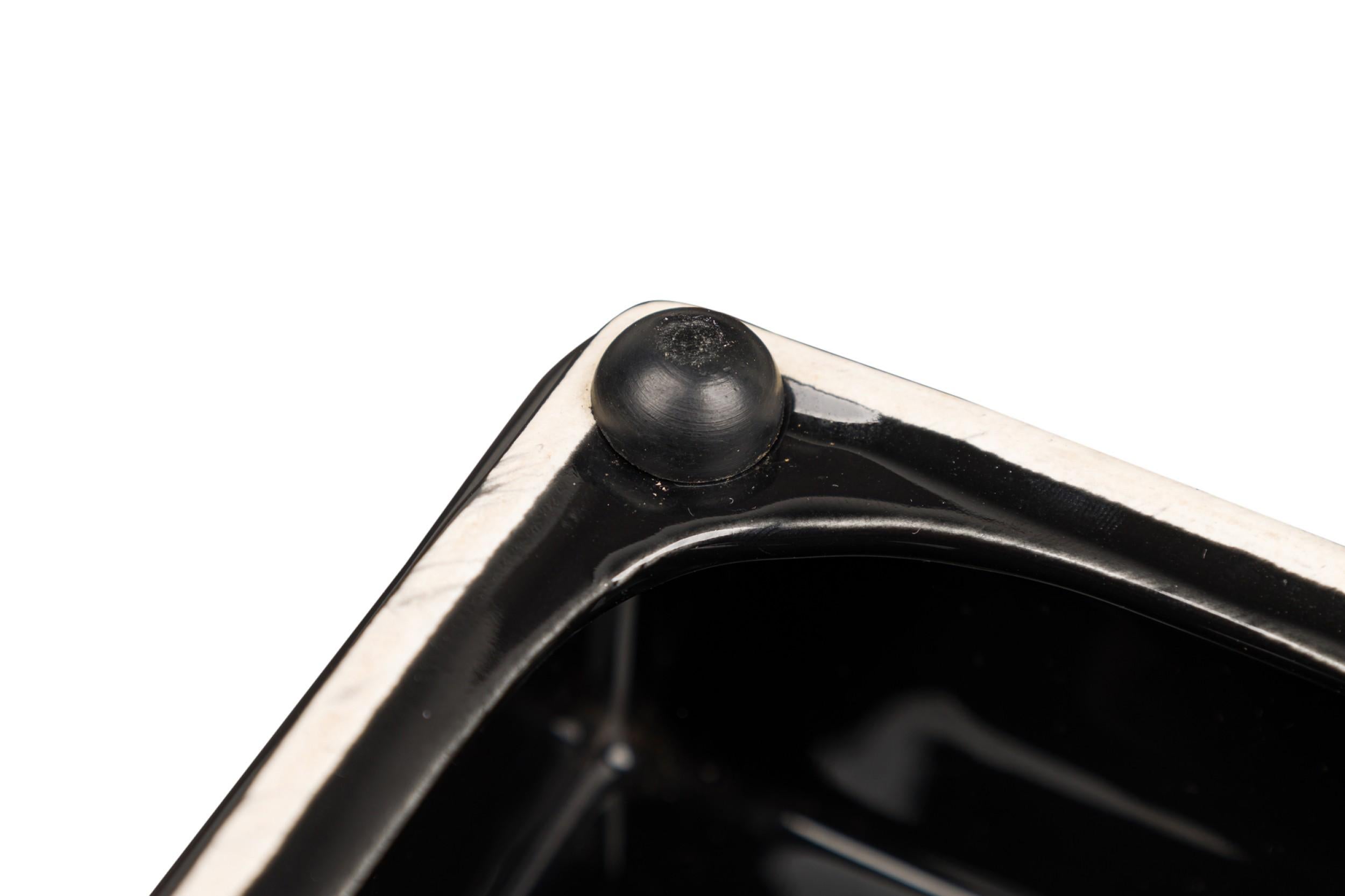 Englischer schwarzer Dunhill-Aschenbecher aus der Jahrhundertmitte im Angebot 2