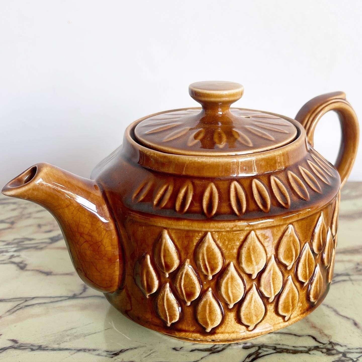 Laissez-vous séduire par la beauté de cette étonnante théière vintage en poterie anglaise du milieu du siècle, intitulée 