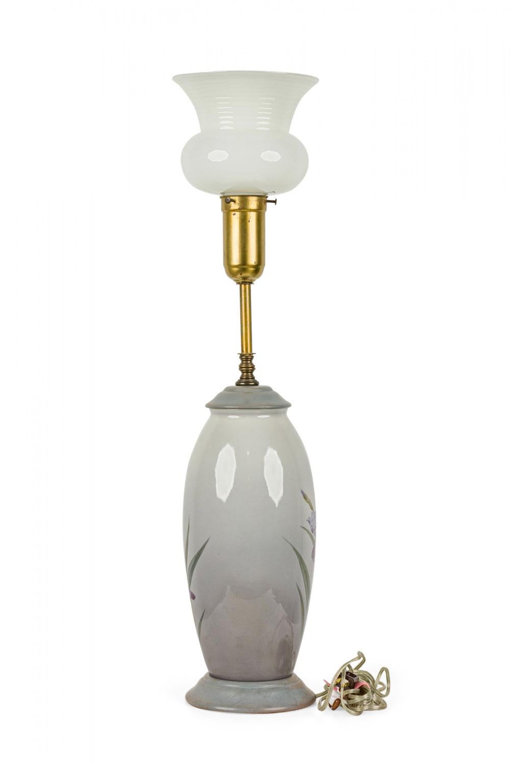 Englische Tischleuchte aus der Mitte des Jahrhunderts mit hohem vasenförmigem Korpus mit violettem Iris-Motiv auf grauem und weißem Hintergrund, mit Messingbeschlägen und ausgestelltem Milchglasschirm.

Wird mit Schirm geliefert.