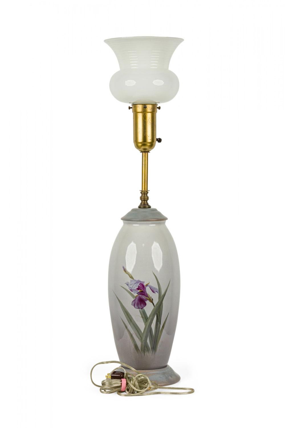 English Mid-Century Ceramic Purple Iris Design Tall Table Lamp (Moderne der Mitte des Jahrhunderts) im Angebot