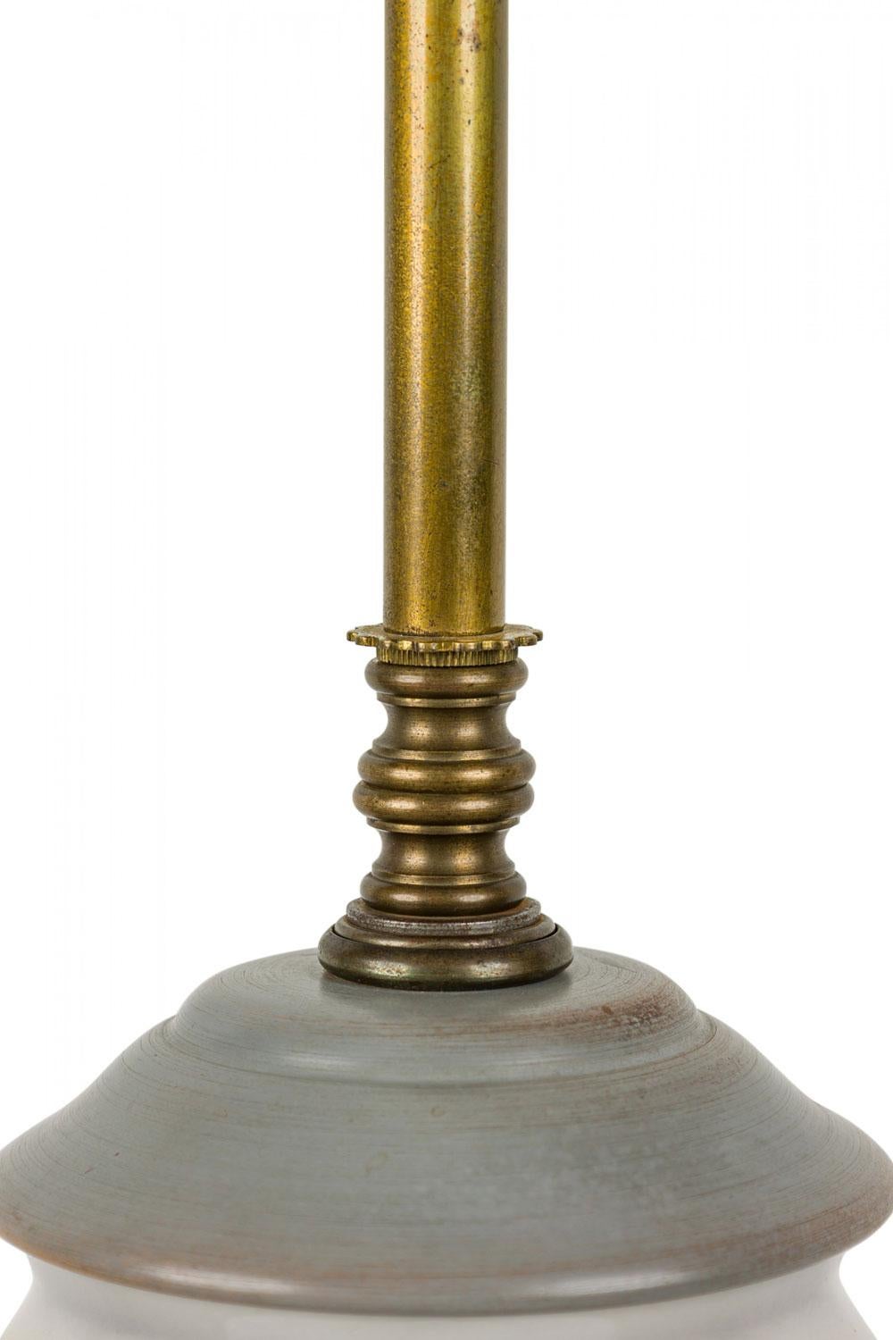 English Mid-Century Ceramic Purple Iris Design Tall Table Lamp (20. Jahrhundert) im Angebot