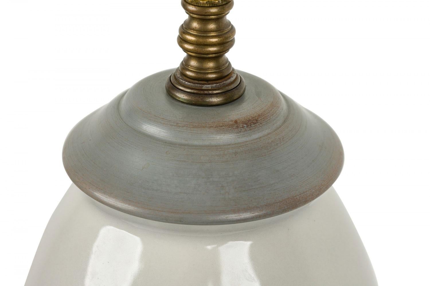 English Mid-Century Ceramic Purple Iris Design Tall Table Lamp (Messing) im Angebot