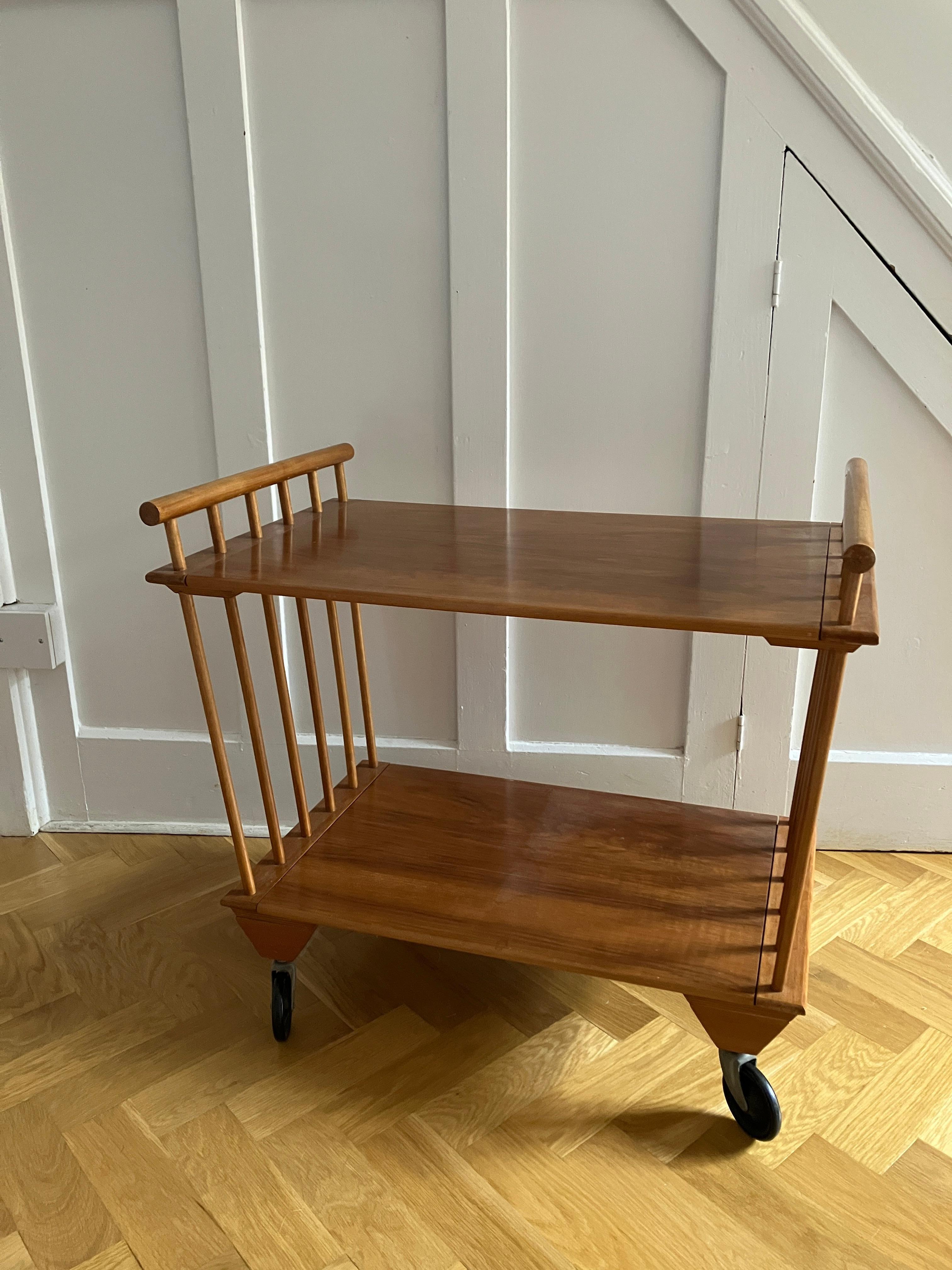 Mid-Century-Cocktailwagen aus blondem Holz. Schöne, konische Form. 
Hergestellt in England.
Größe: 67cm x 43cm x 62cm hoch, 54cm hoch bis zur Tischplatte. 

Wir versenden weltweit