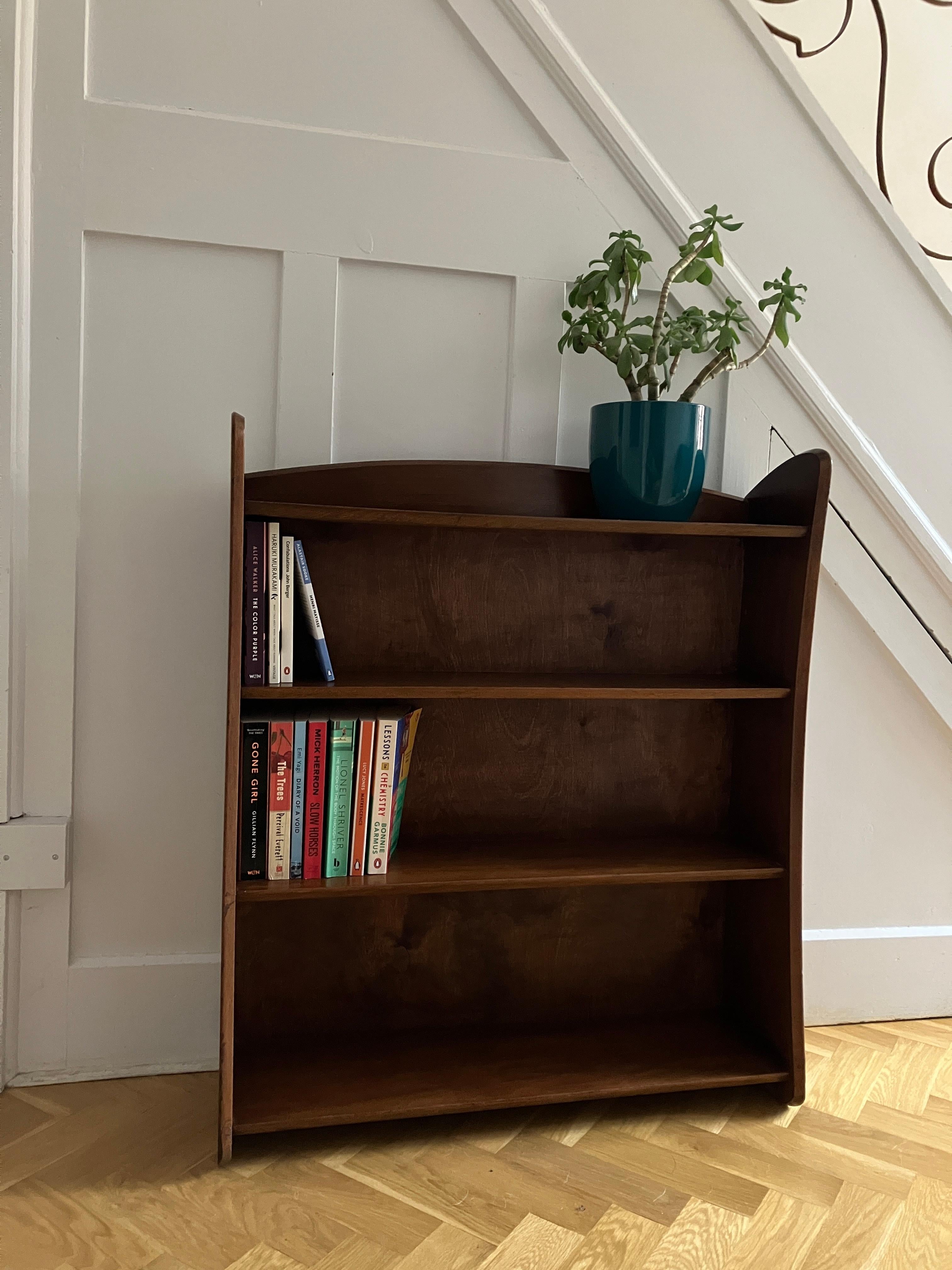Ein fabelhaftes freistehendes englisches Bücherregal aus Teakholz. Dieses zierliche Bücherregal aus der Mitte des Jahrhunderts hat eine schöne geschwungene Form - ein herrlich einfaches Design. Die drei Regale haben eine perfekte Größe für Bücher.