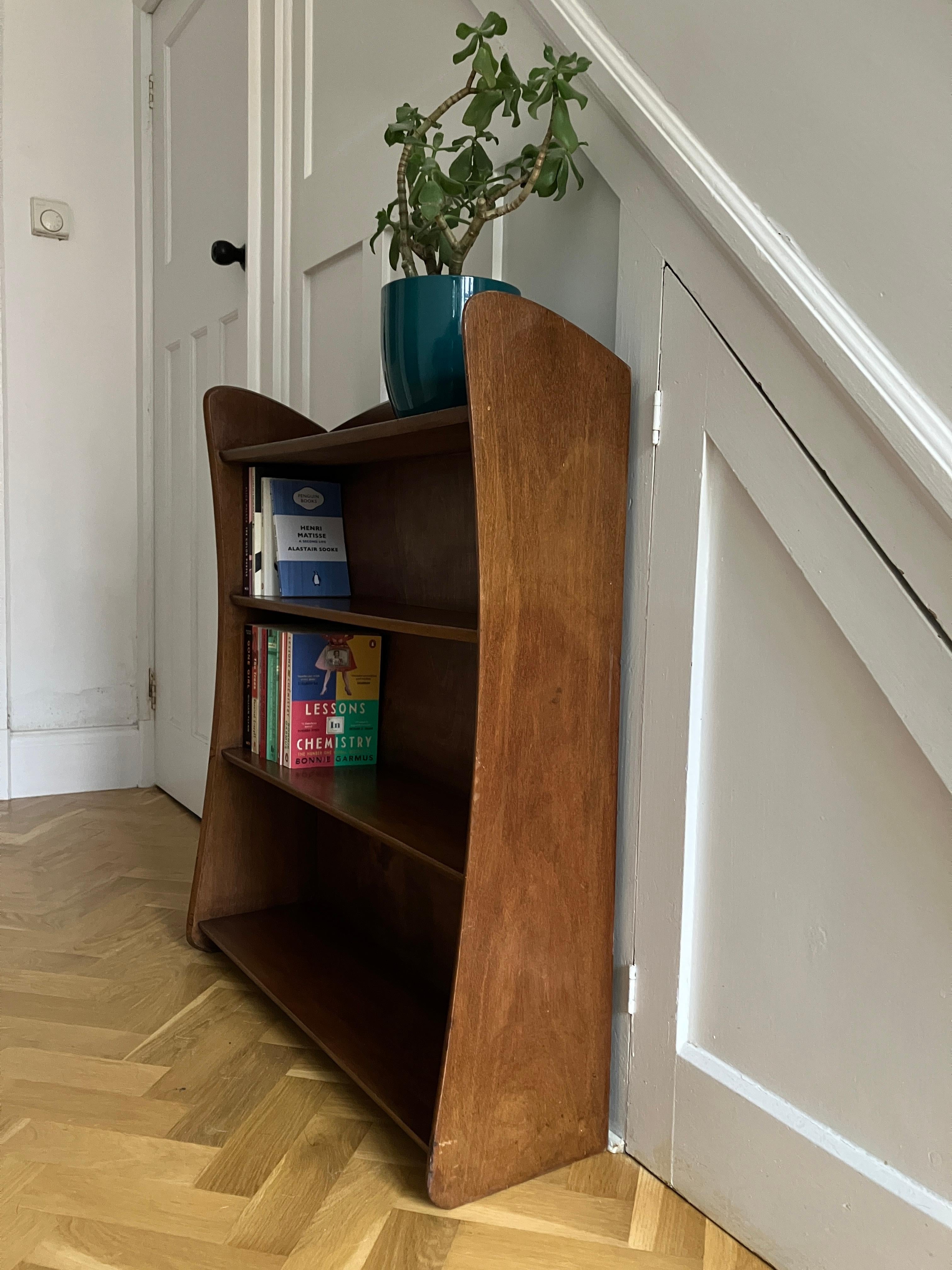 Englisches, geschwungenes, freistehendes Bücherregal aus Teakholz, Mitte des Jahrhunderts, von Remploy (Moderne der Mitte des Jahrhunderts) im Angebot
