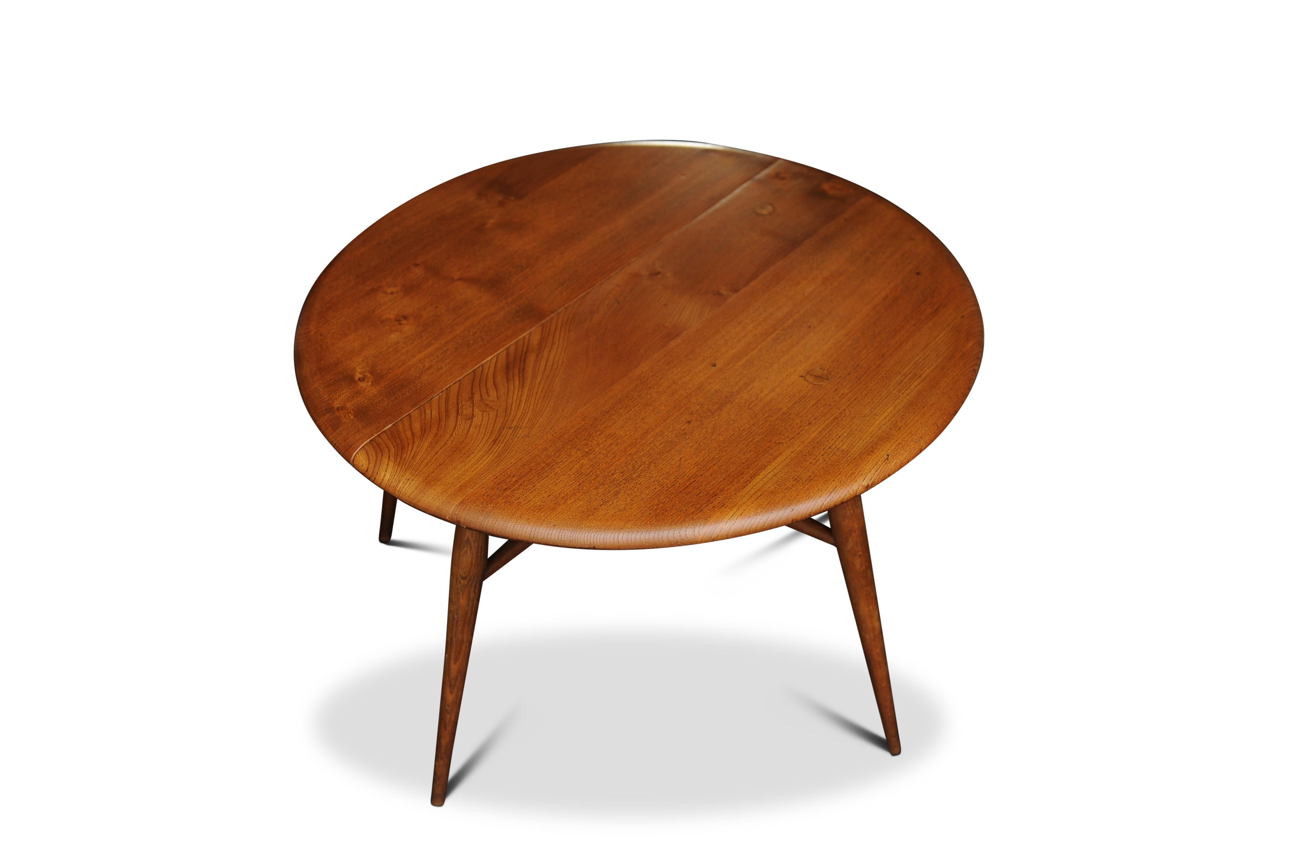 Table de salon en hêtre et orme à abattant, fabriquée à la main par Ercol au milieu du siècle dernier.
Les meubles Ercol ont été exposés au Festival of Britain de 1951, car ils représentaient le dernier style et la dernière mode en matière de