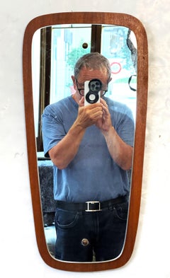 Englischer Mid-Century Modern Spiegel aus Teakholz (H 23 x B 11 1/8)