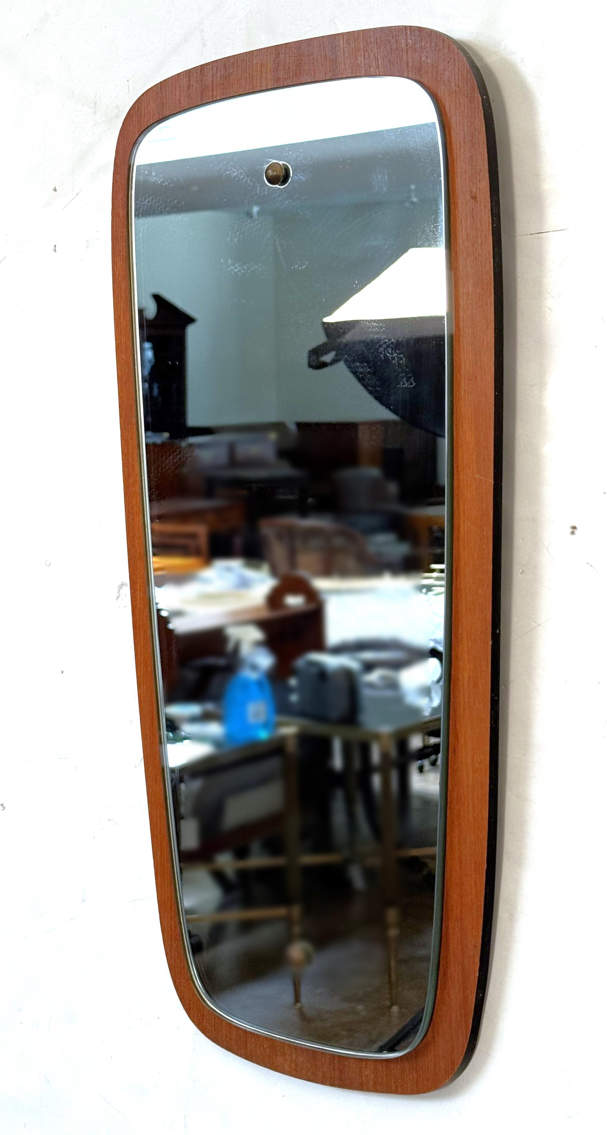 Mid-Century Modern Miroir anglais moderne du milieu du siècle en teck (H 23 x L 11 1/8) en vente