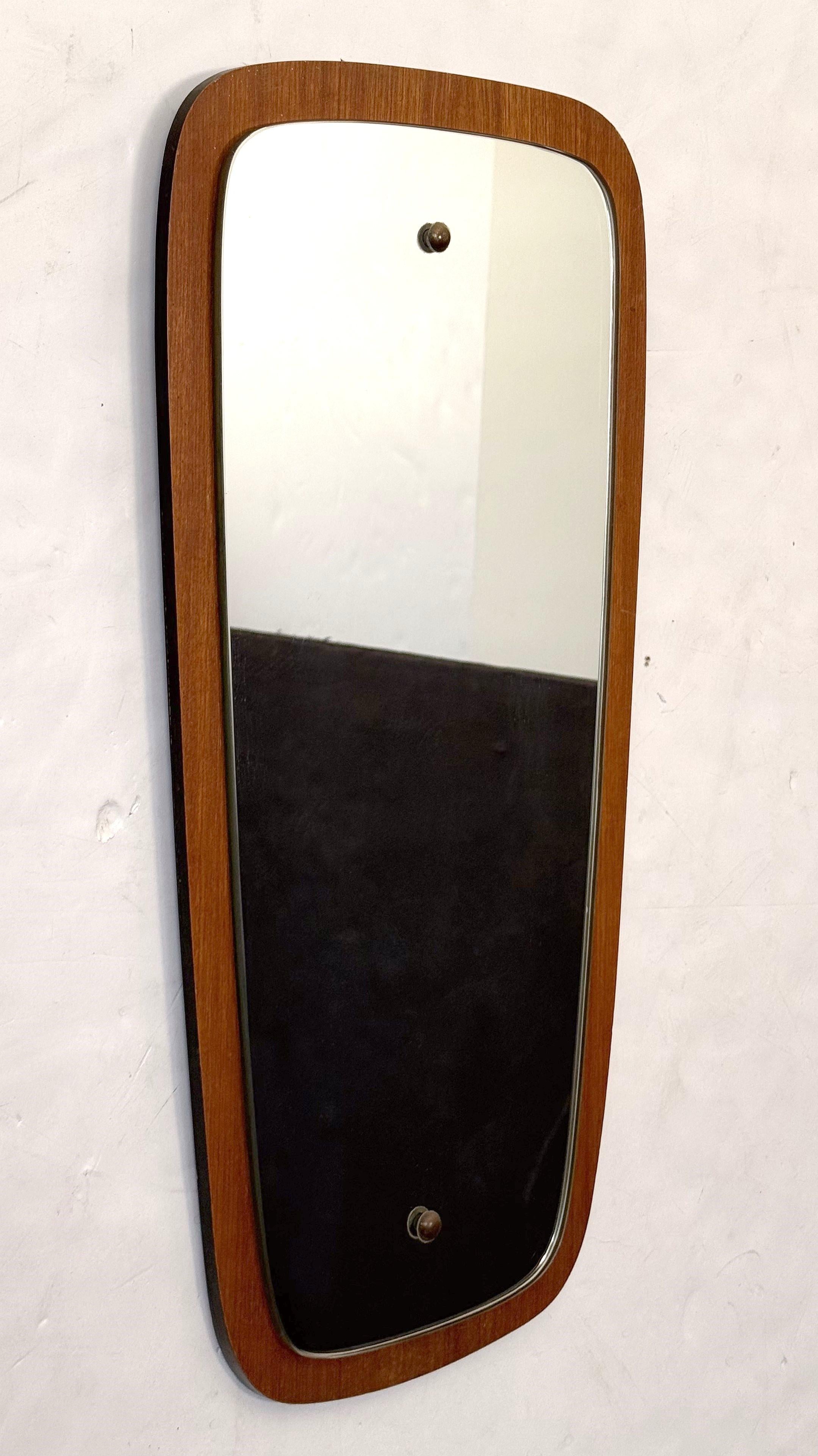 Anglais Miroir anglais moderne du milieu du siècle en teck (H 23 x L 11 1/8) en vente
