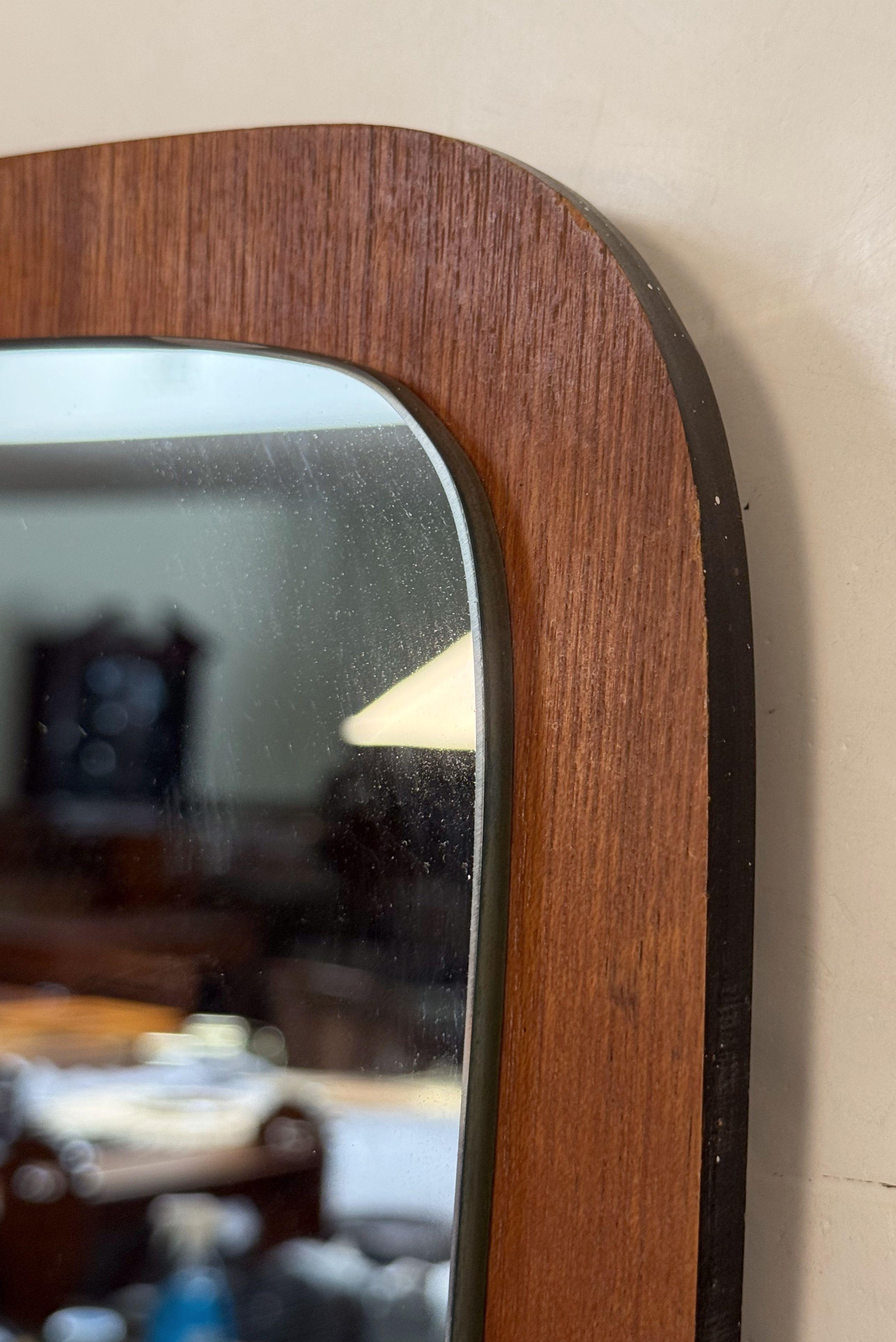 20ième siècle Miroir anglais moderne du milieu du siècle en teck (H 23 x L 11 1/8) en vente