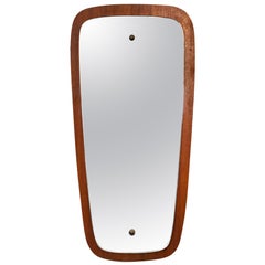 Miroir anglais moderne du milieu du siècle en teck (H 23 x L 11 1/8)