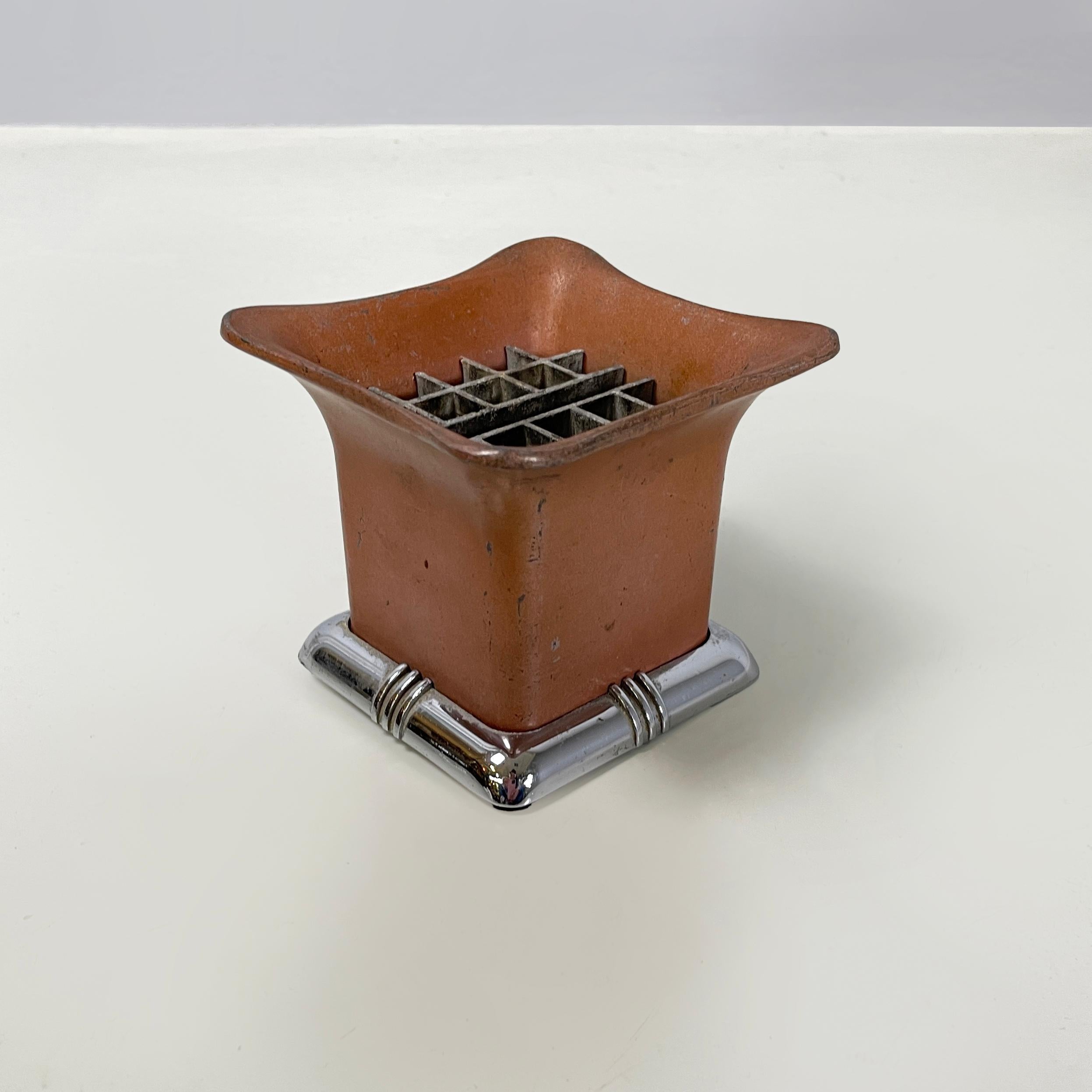 Cendrier de table anglais moderne du milieu du siècle dernier en métal rouge de Ronson, années 1930
Cendrier de table à base rectangulaire, en métal. La partie supérieure comporte une grille pour les cendres de cigarettes. La structure est en métal