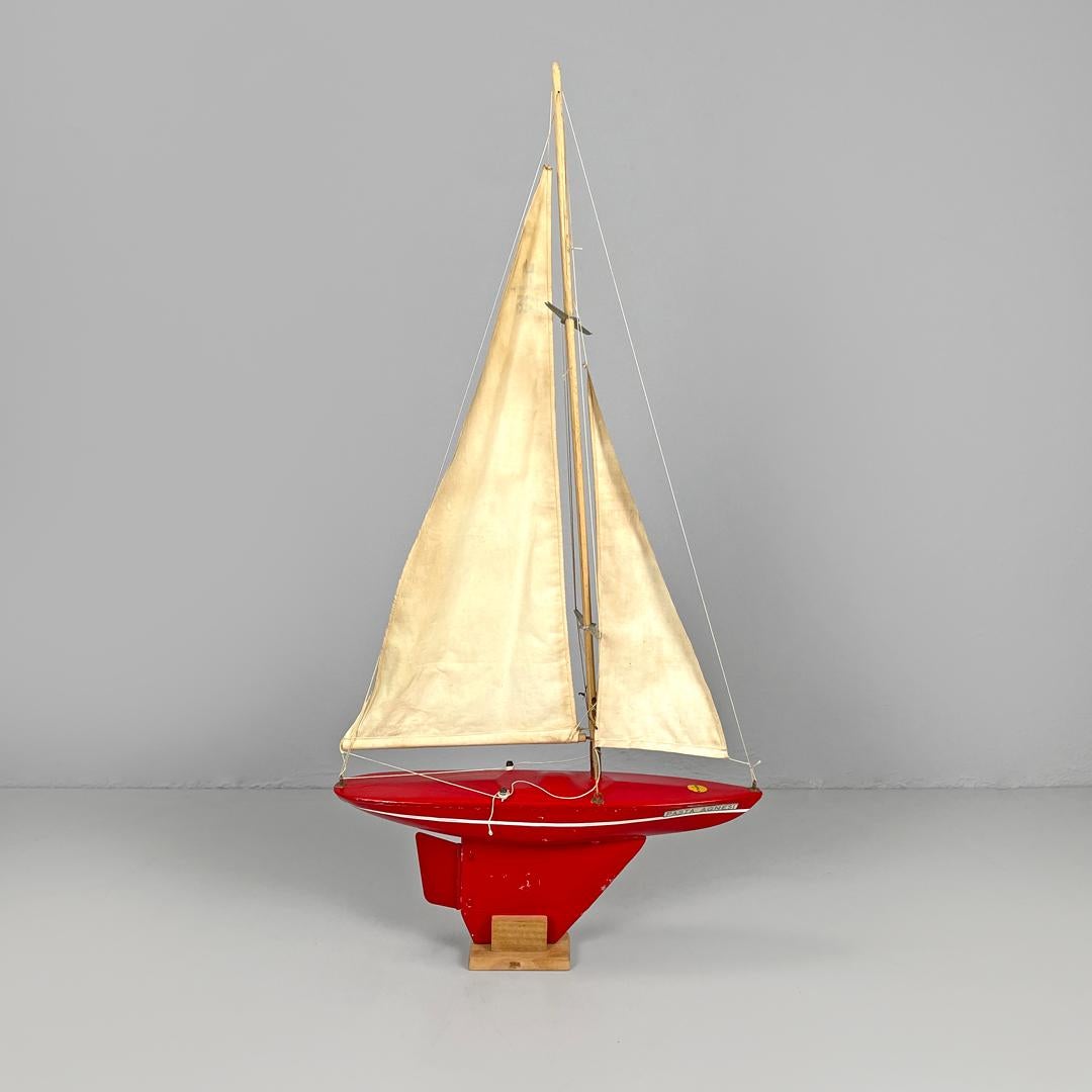 English mid-century modern red sailing boat model by Star Yacht Birkenhead 1960s In Fair Condition For Sale In MIlano, IT