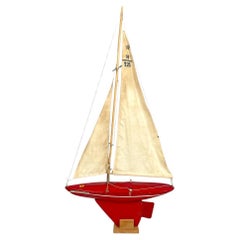 Modèle de bateau à voile rouge anglais moderne du milieu du siècle dernier par Star Yacht Birkenhead, années 1960