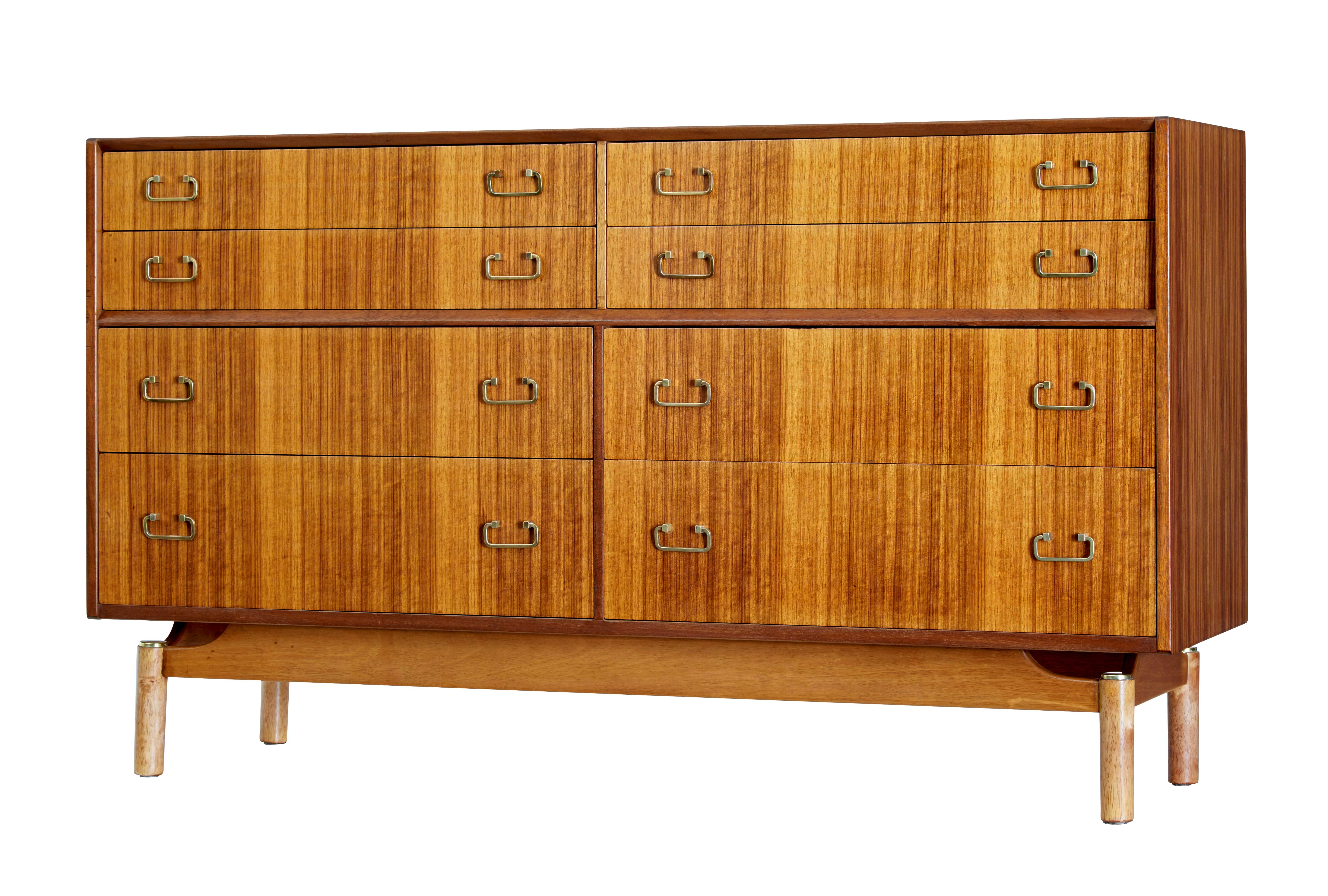 Credenza in teak inglese di metà secolo, circa fine anni '60

Un mobile di buona qualità e funzionale, pronto per l'uso quotidiano.

Impiallacciata con una suggestiva venatura di teak.  Un pezzo unico, dotato di 4 cassetti sopra una struttura in