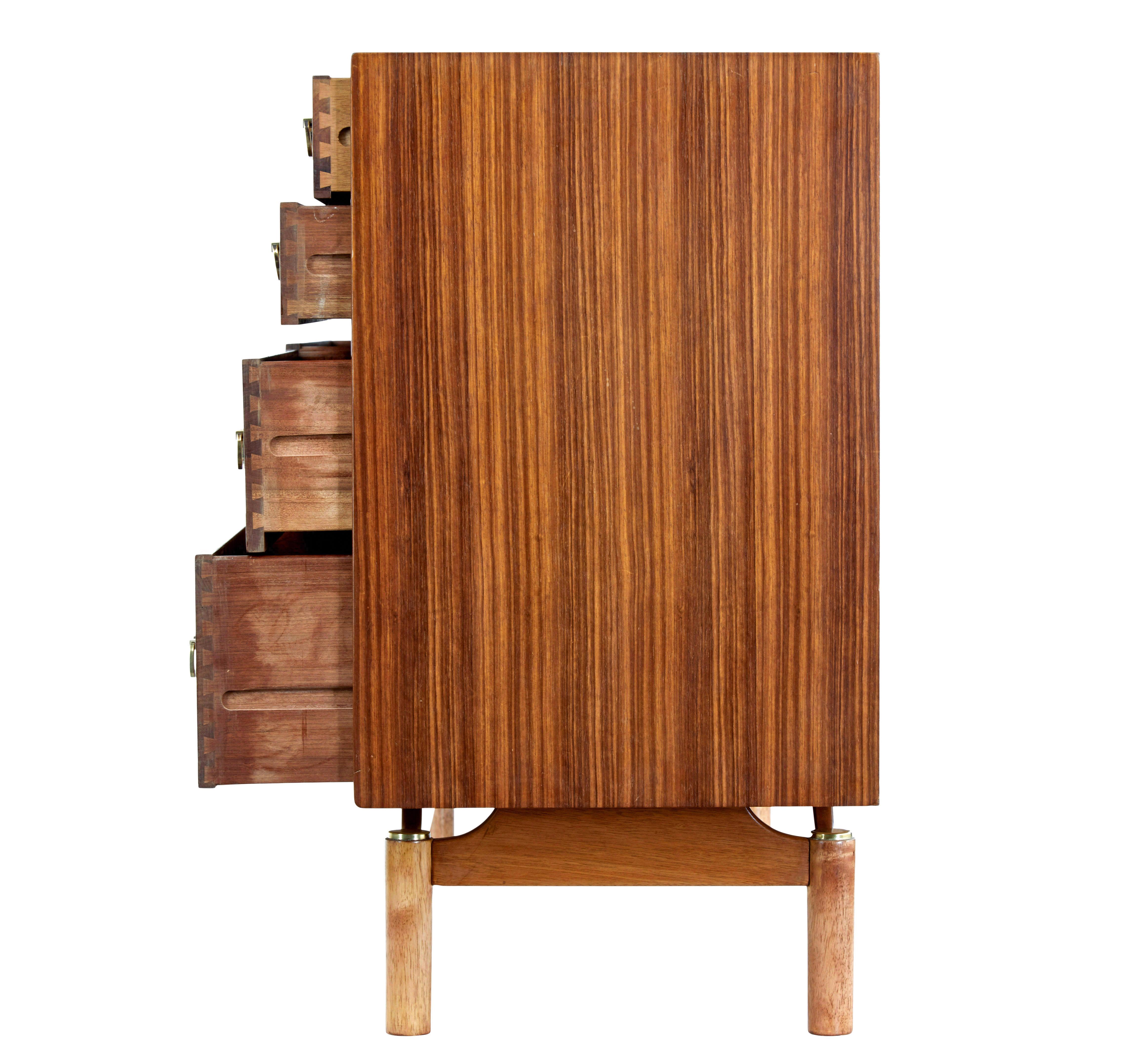 Intagliato a mano Credenza inglese in teak della metà del secolo scorso in vendita