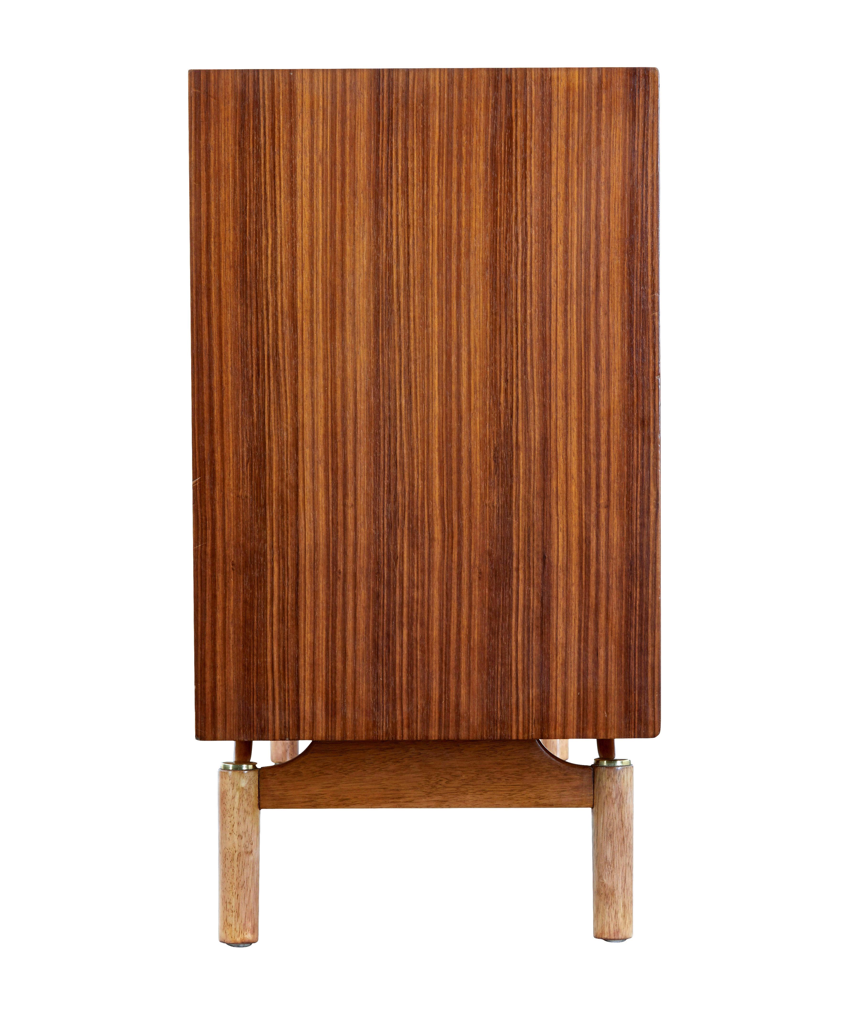 Ottone Credenza inglese in teak della metà del secolo scorso in vendita