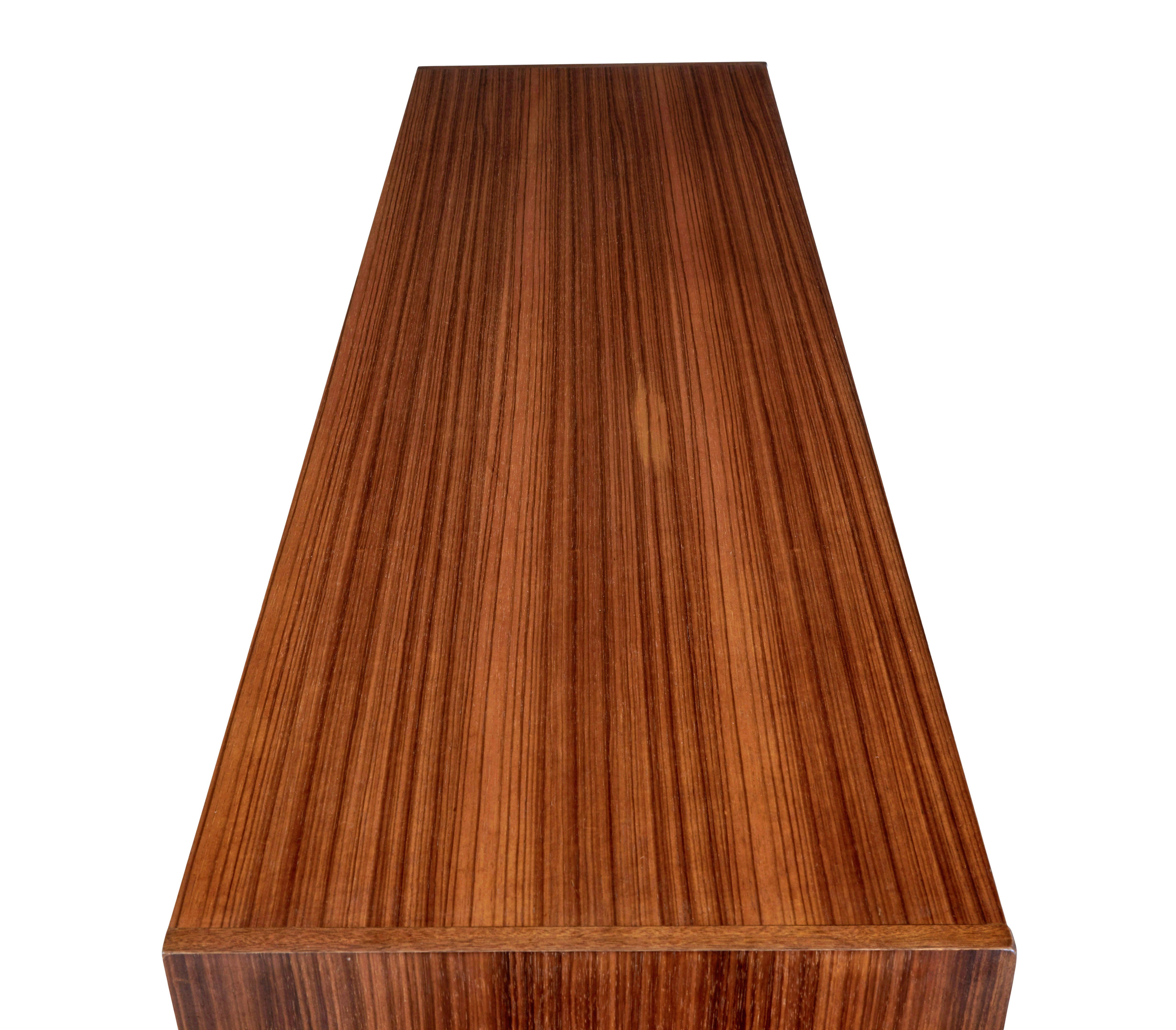 Credenza inglese in teak della metà del secolo scorso in vendita 1